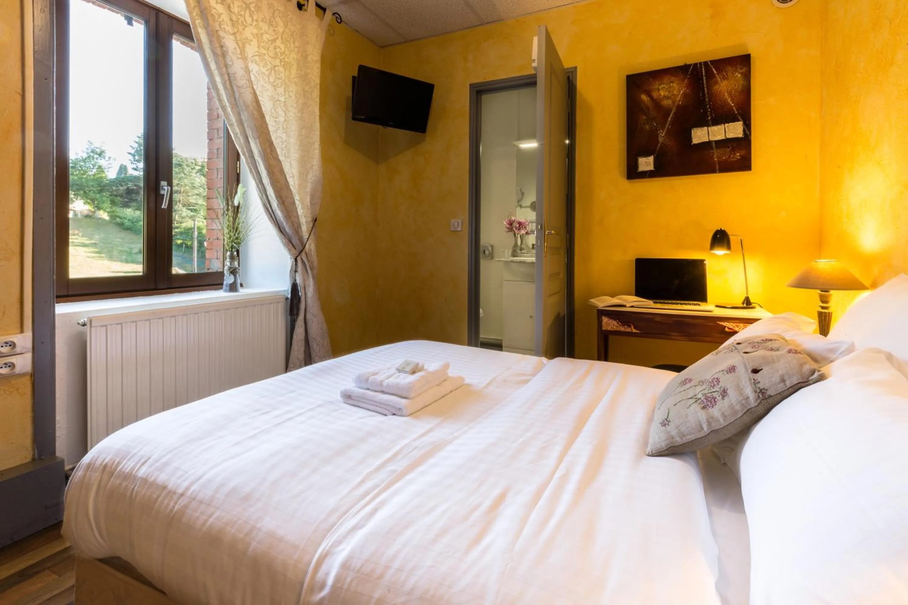 Bed in Logis Hôtel Restaurant La Brasserie