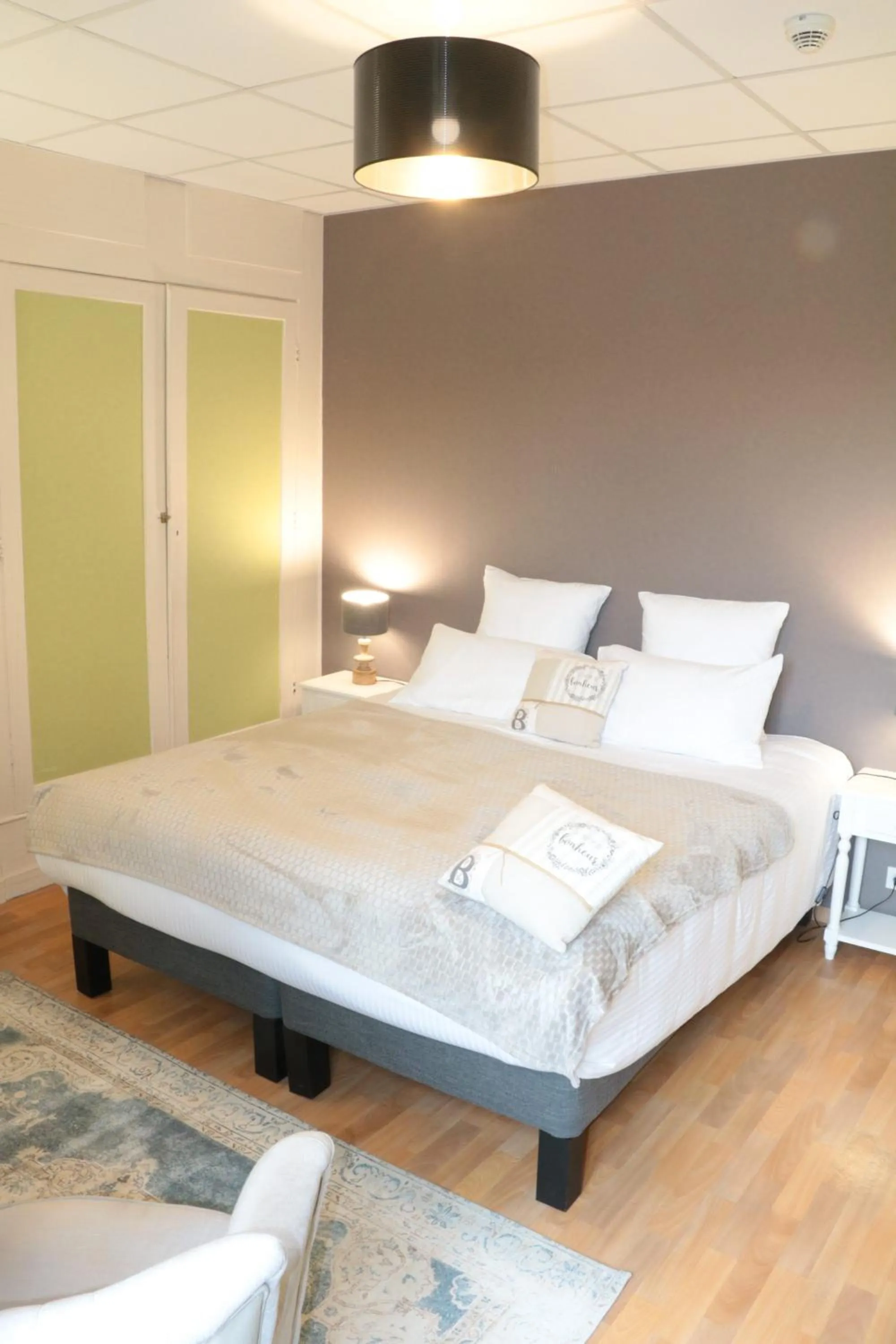 Shower, Bed in Logis Hôtel Restaurant La Brasserie