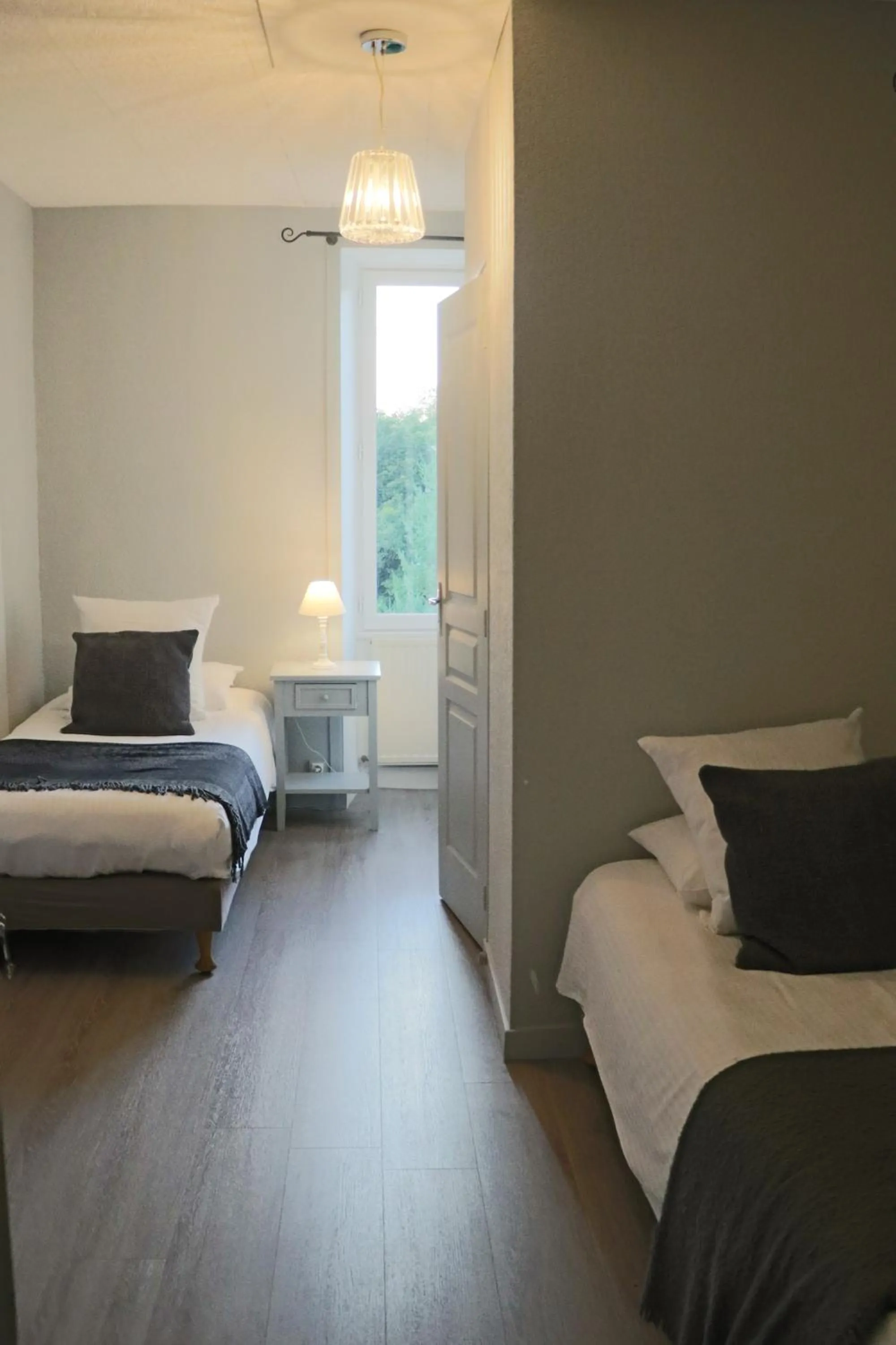 Shower, Bed in Logis Hôtel Restaurant La Brasserie