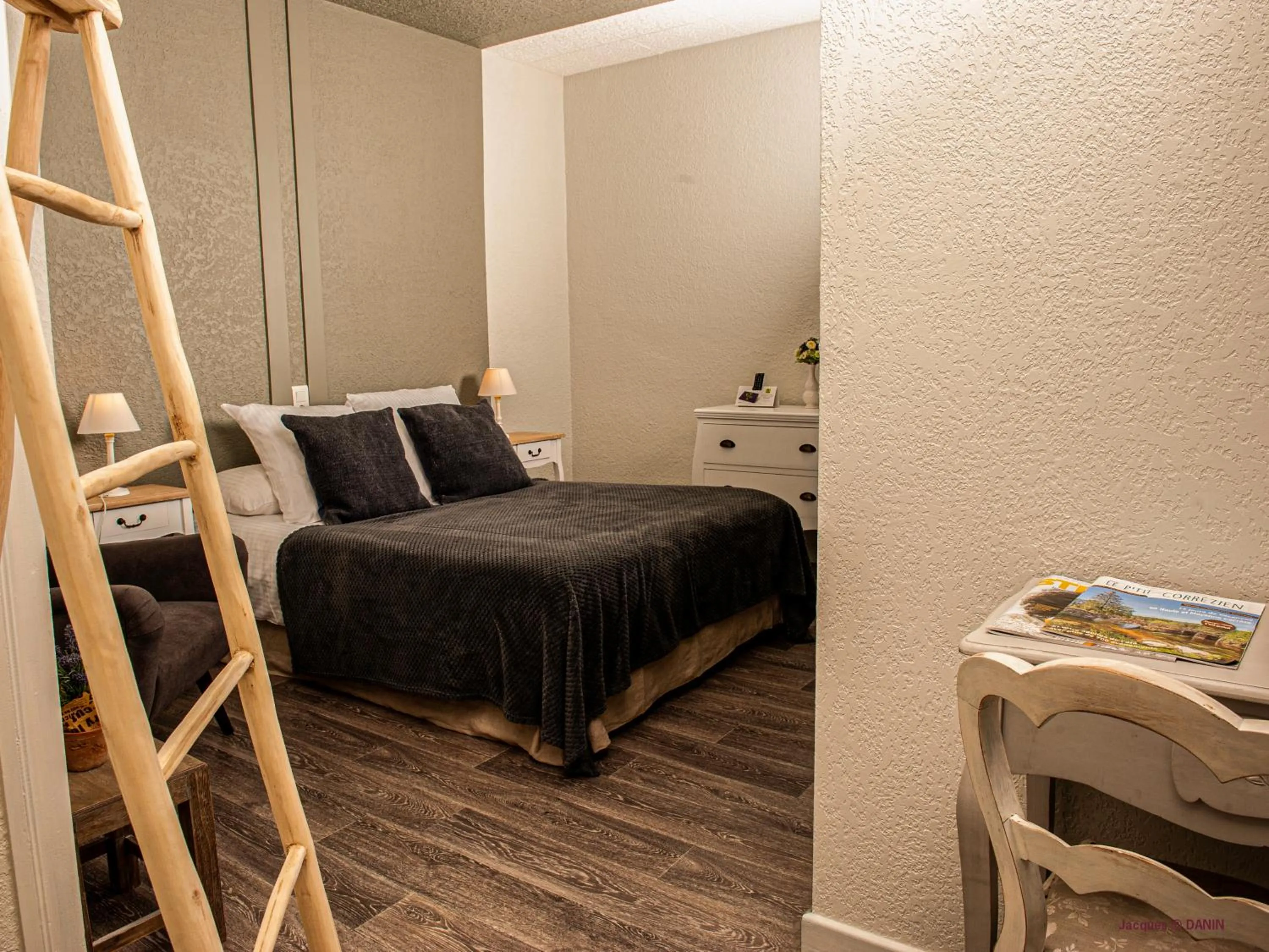 Bed in Logis Hôtel Restaurant La Brasserie