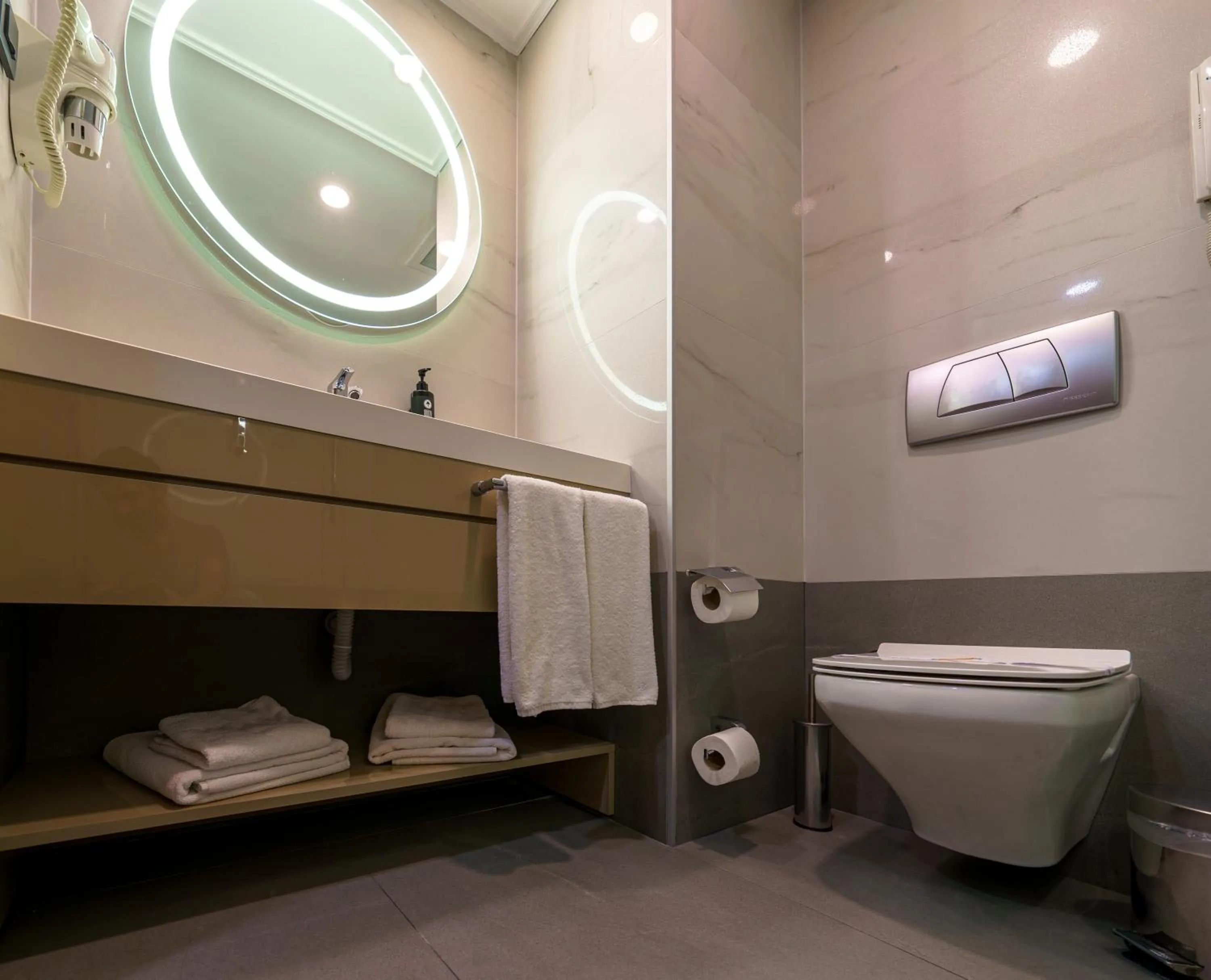 Bathroom in La Quinta by Wyndham Giresun