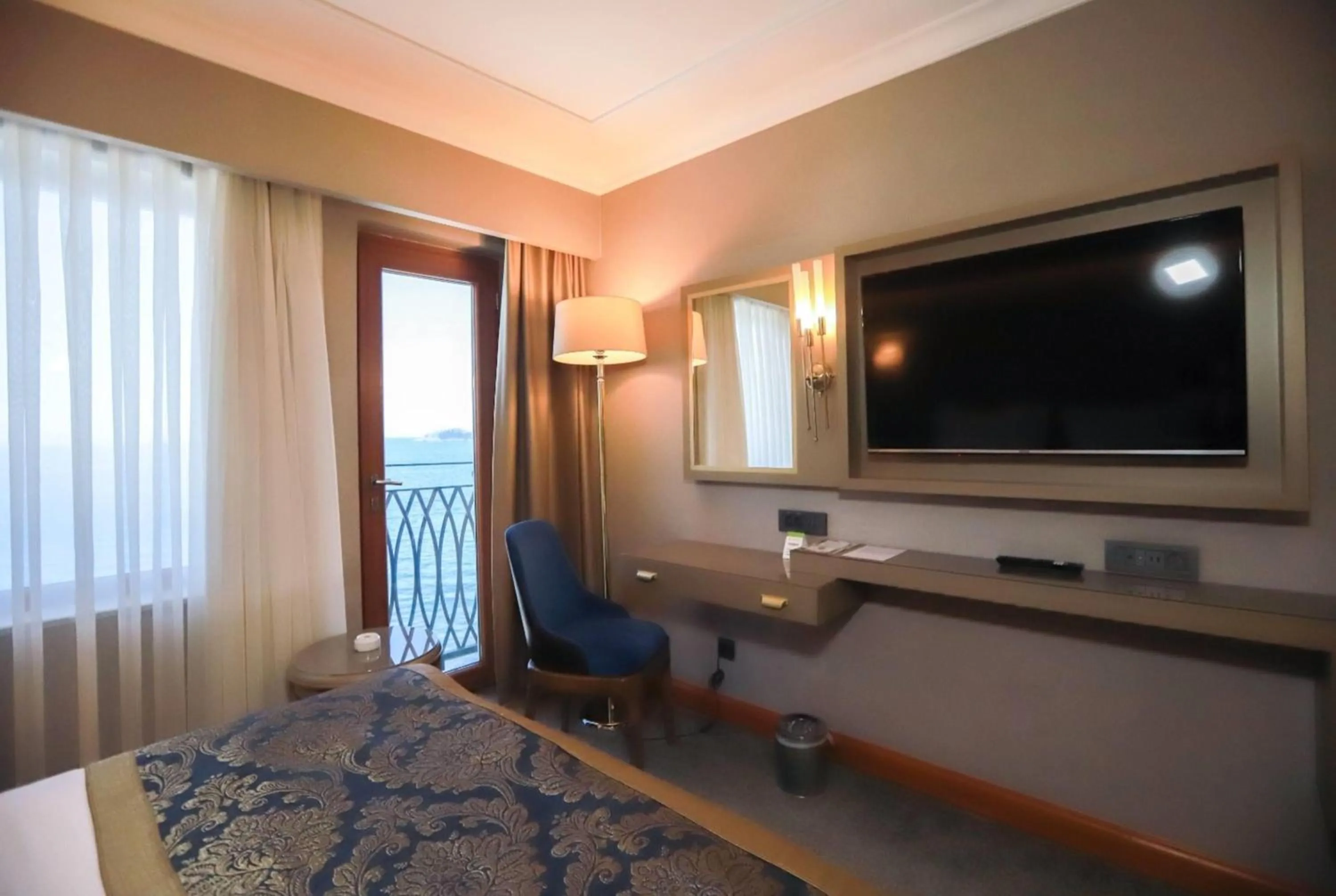 Photo of the whole room, Bed in La Quinta by Wyndham Giresun