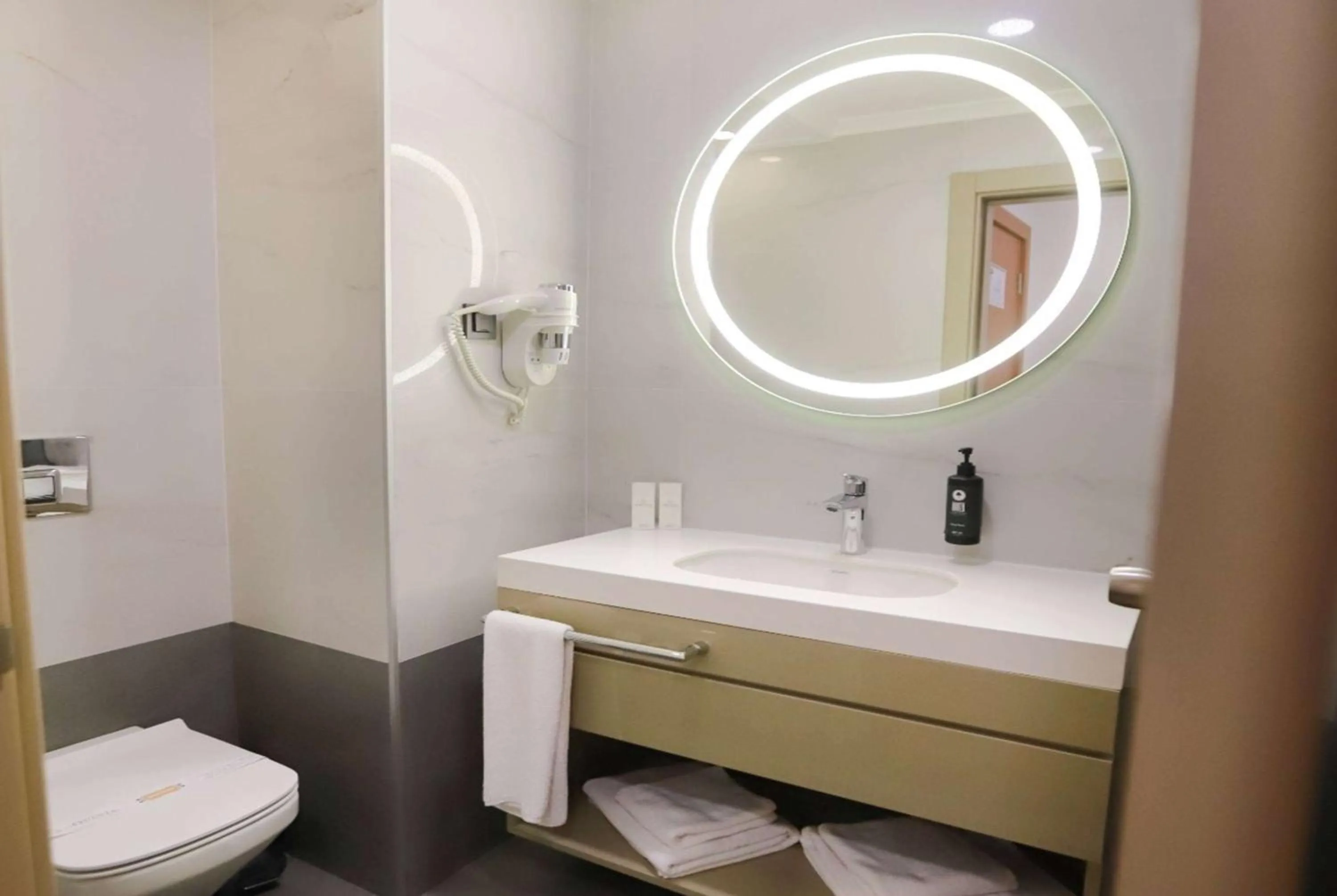 TV and multimedia in La Quinta by Wyndham Giresun