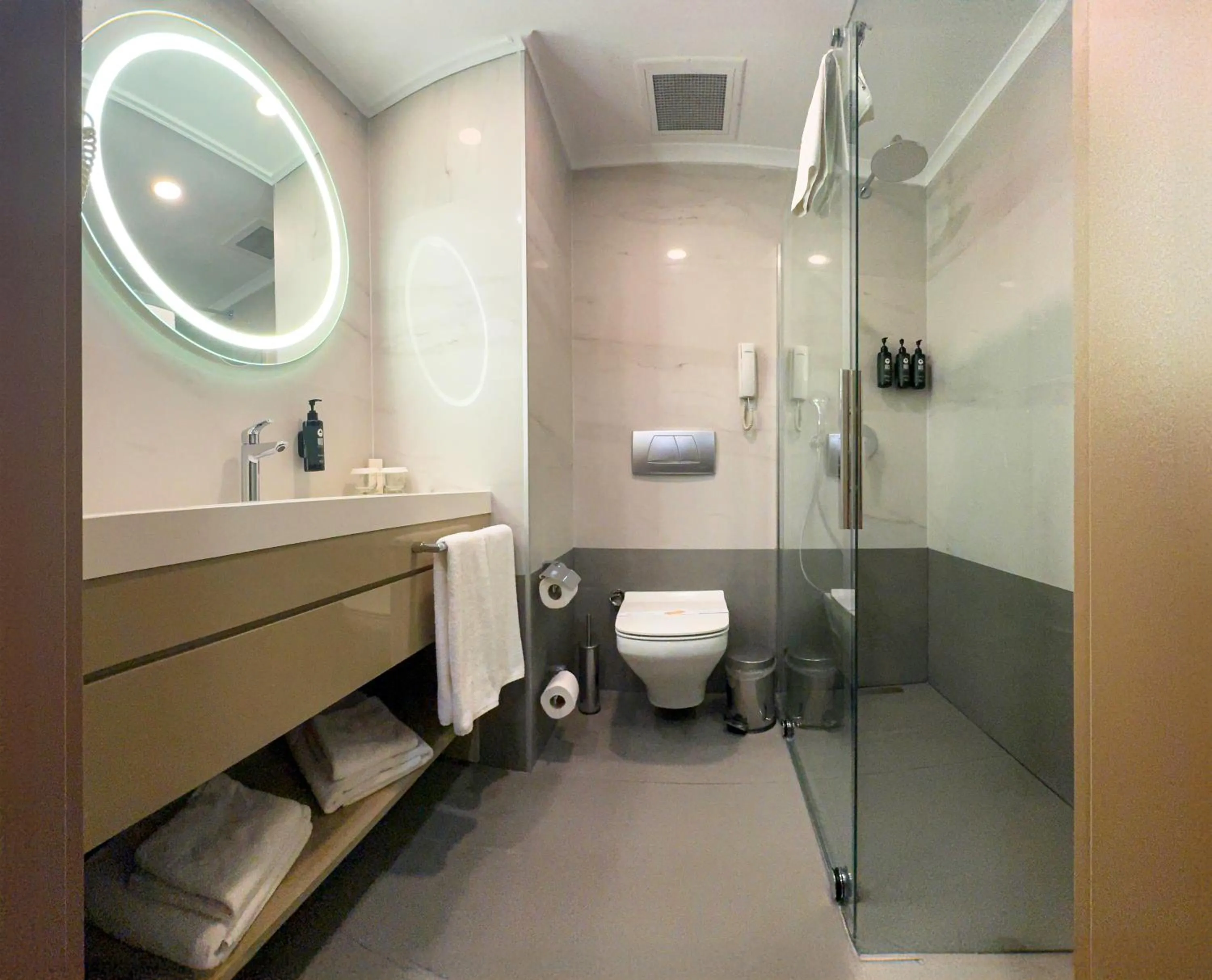 Bathroom in La Quinta by Wyndham Giresun