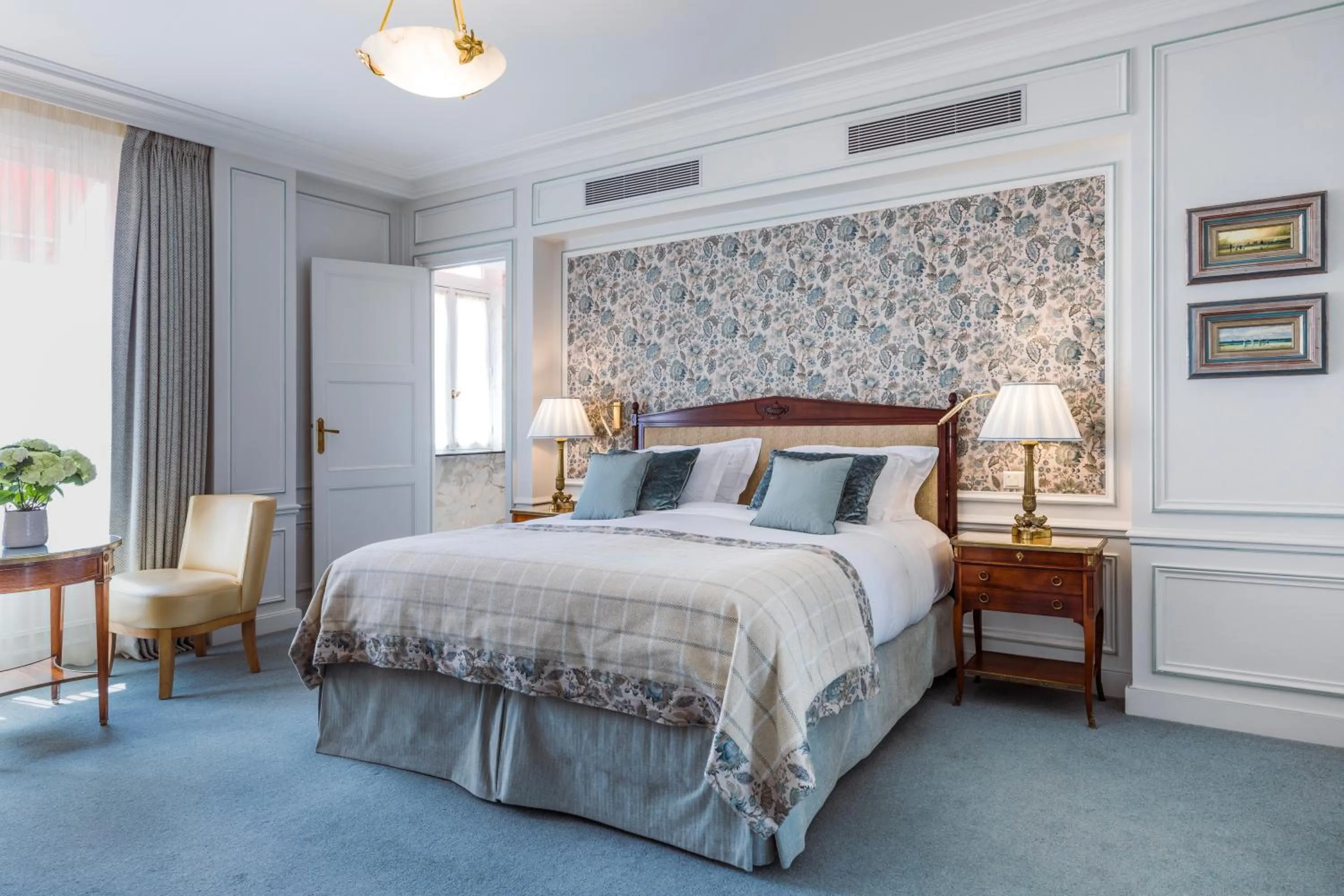 Photo of the whole room, Bed in Hôtel San Régis