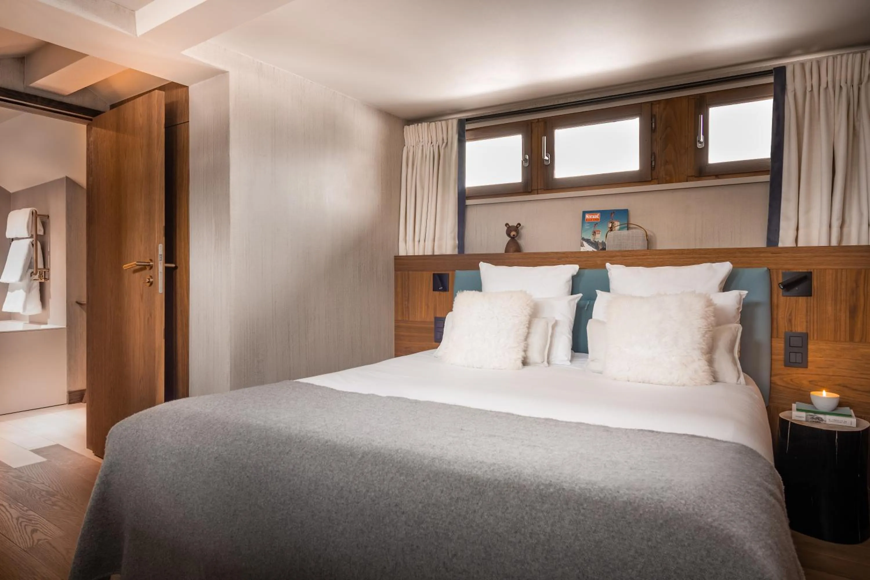 Bathroom, Bed in Coeur de Megève