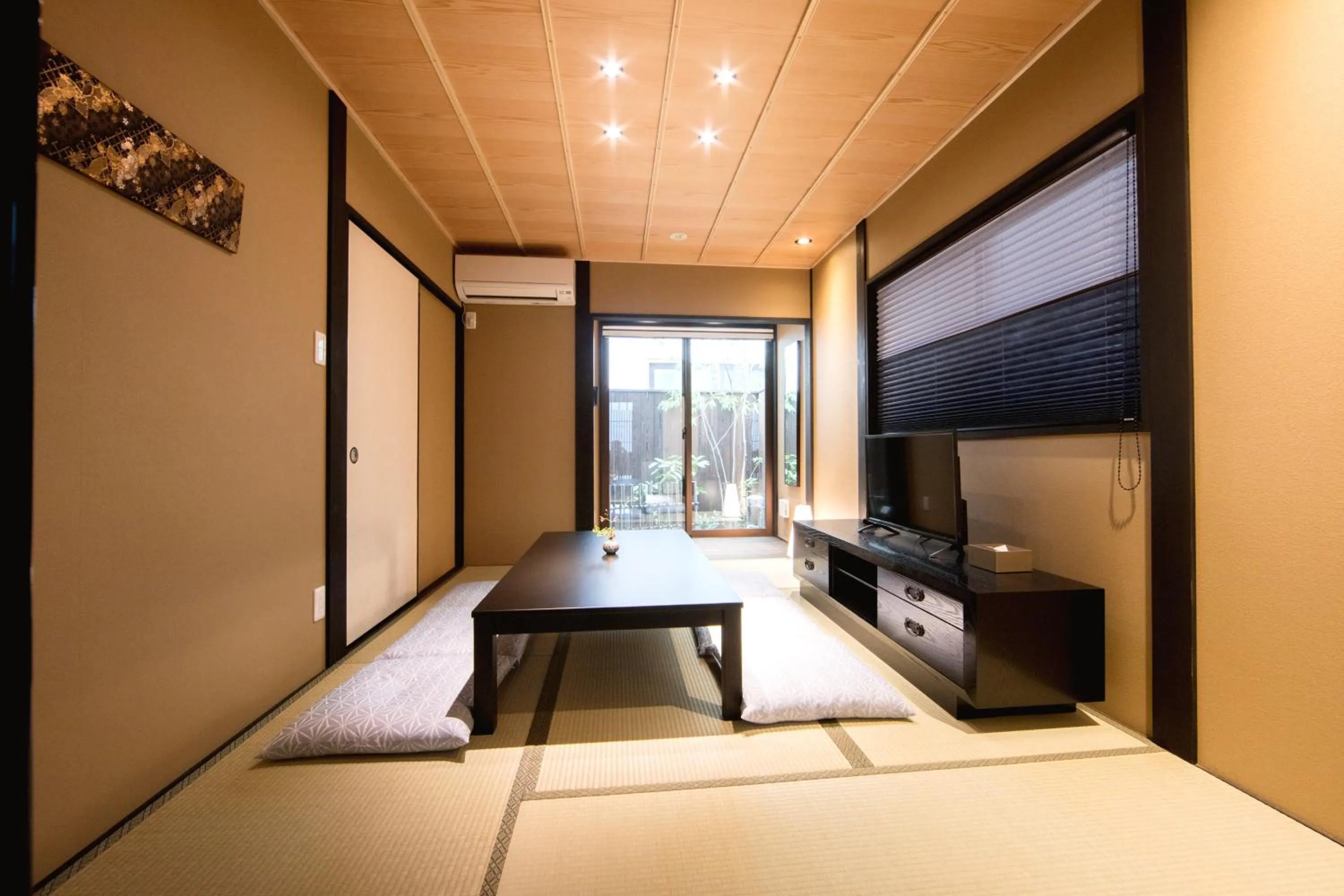 Living room, Bed in Rinn Kujofujinoki Central