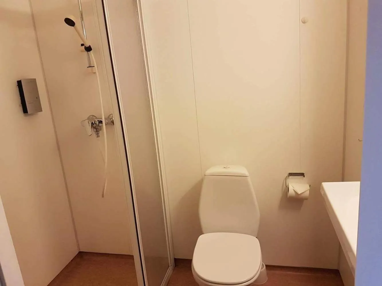 Shower in Narvik Budget Rooms