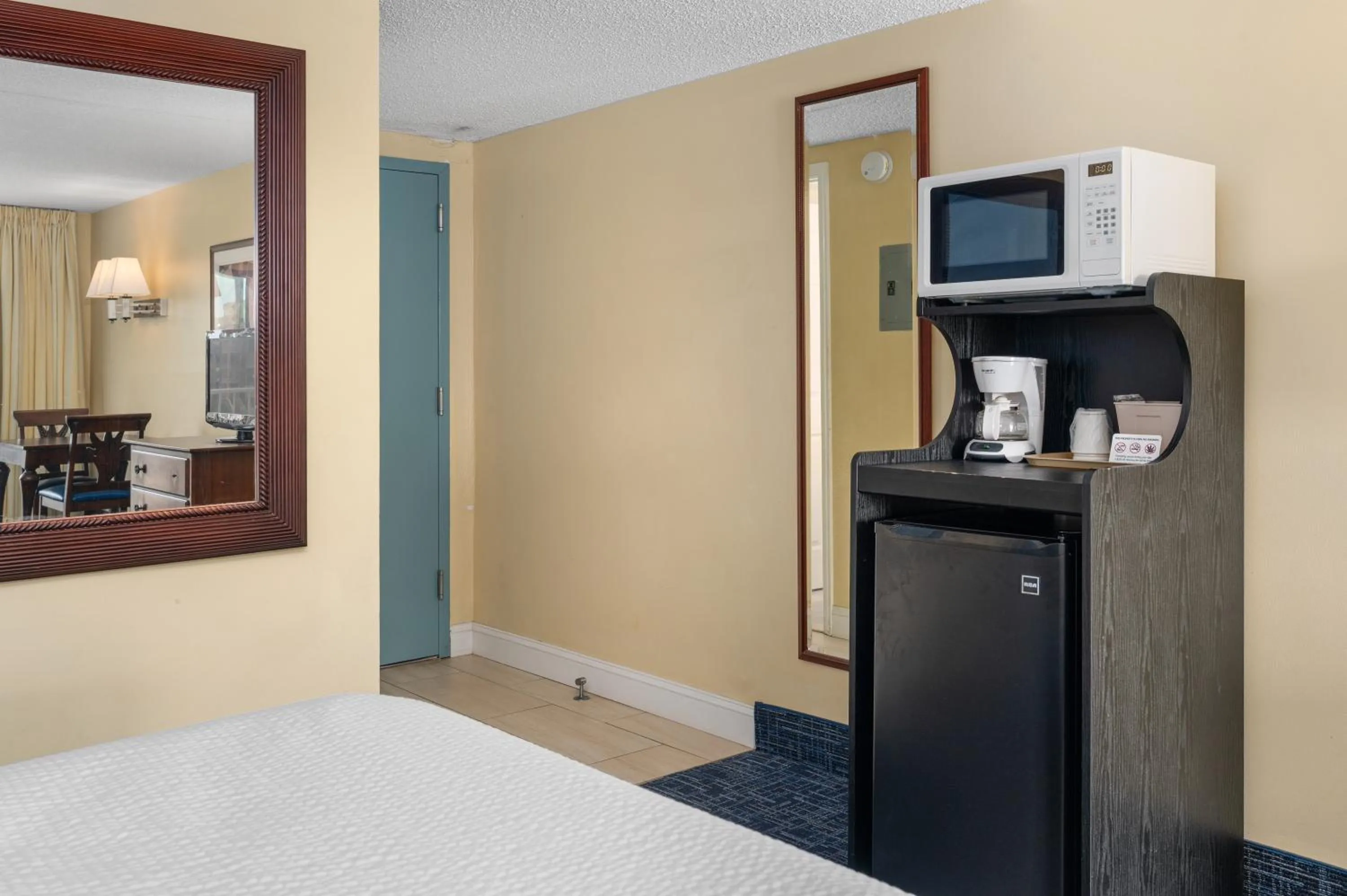 Kitchen or kitchenette, Bed in Coastal Palms Inn and Suites