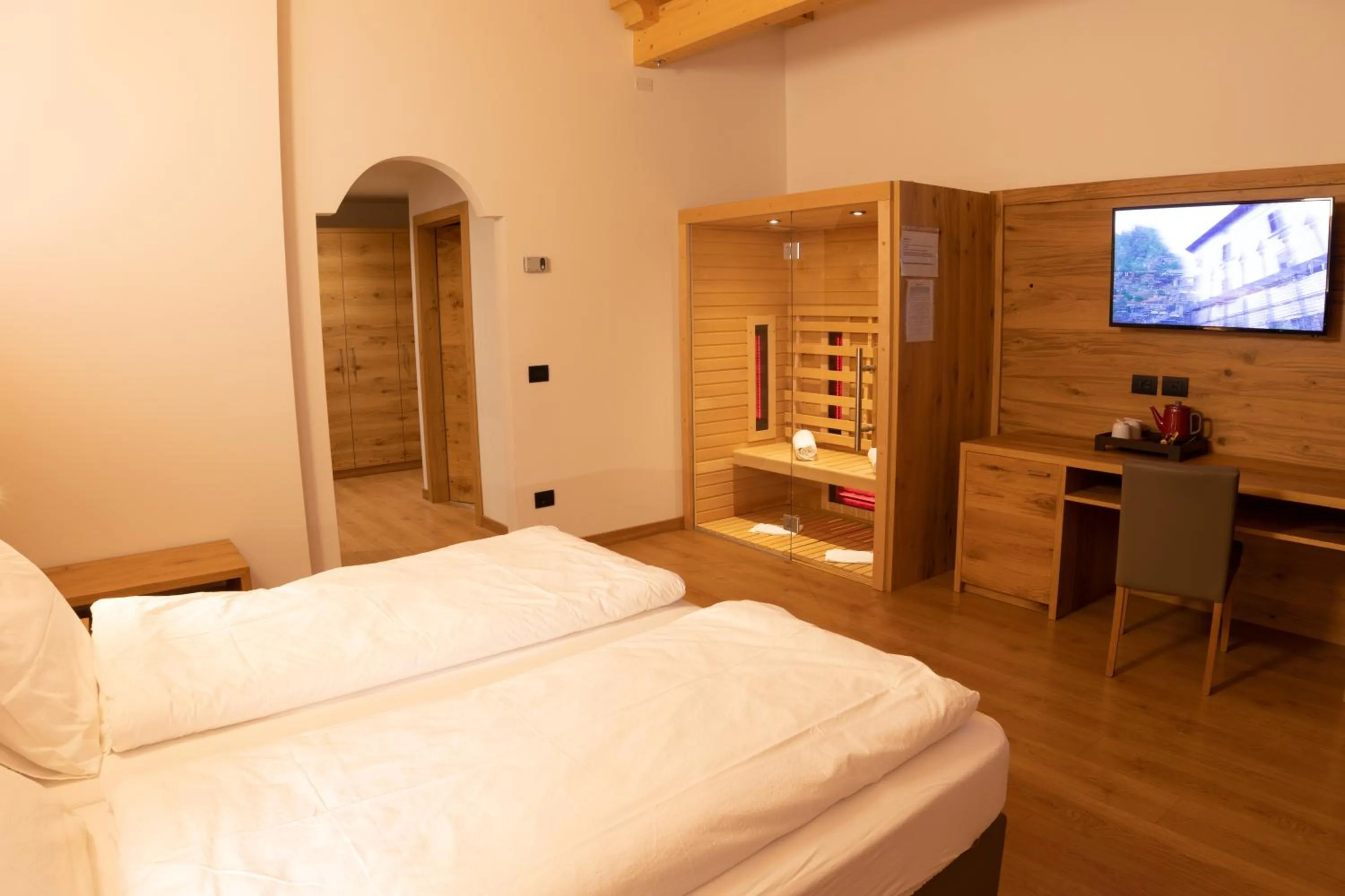 Photo of the whole room, Bed in Residence Meridiana