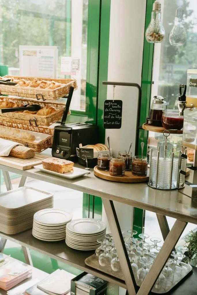 Buffet breakfast in Logis Hôtel du Château