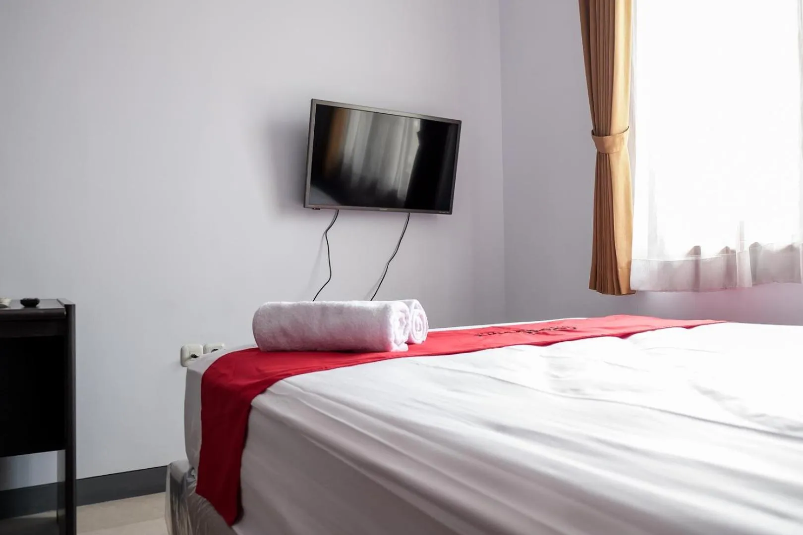 Bedroom in RedDoorz near Supermall Karawaci 2