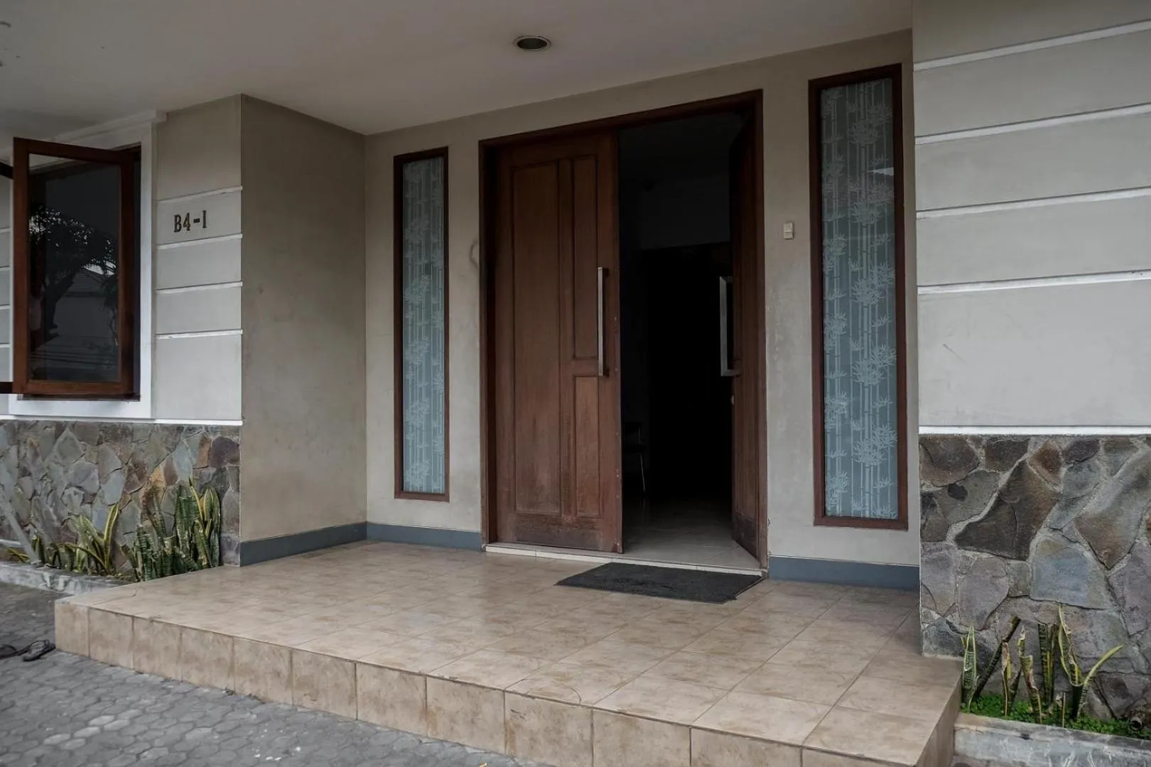 Property building in RedDoorz near Supermall Karawaci 2