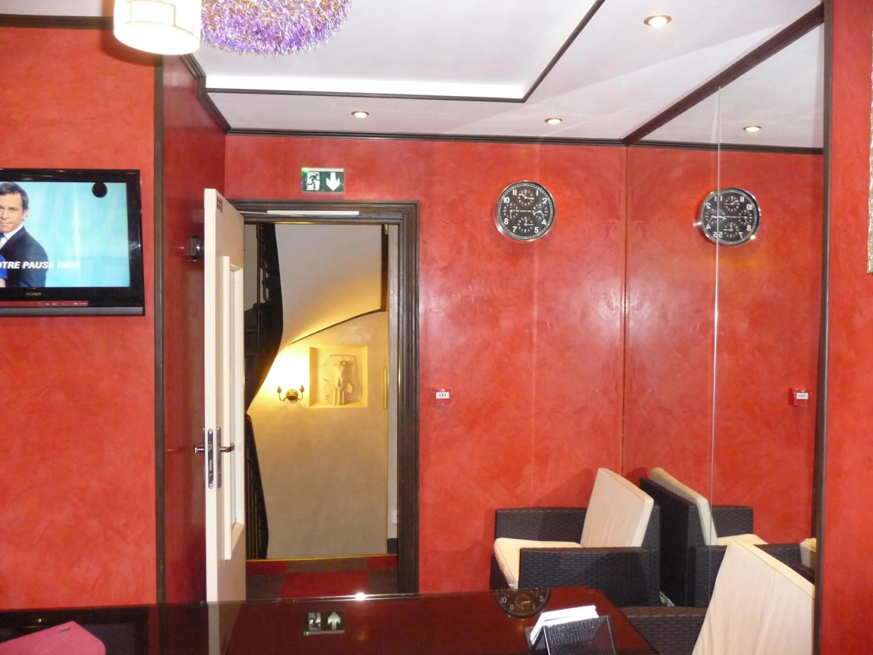 Lobby or reception in Hôtel des Buttes Chaumont