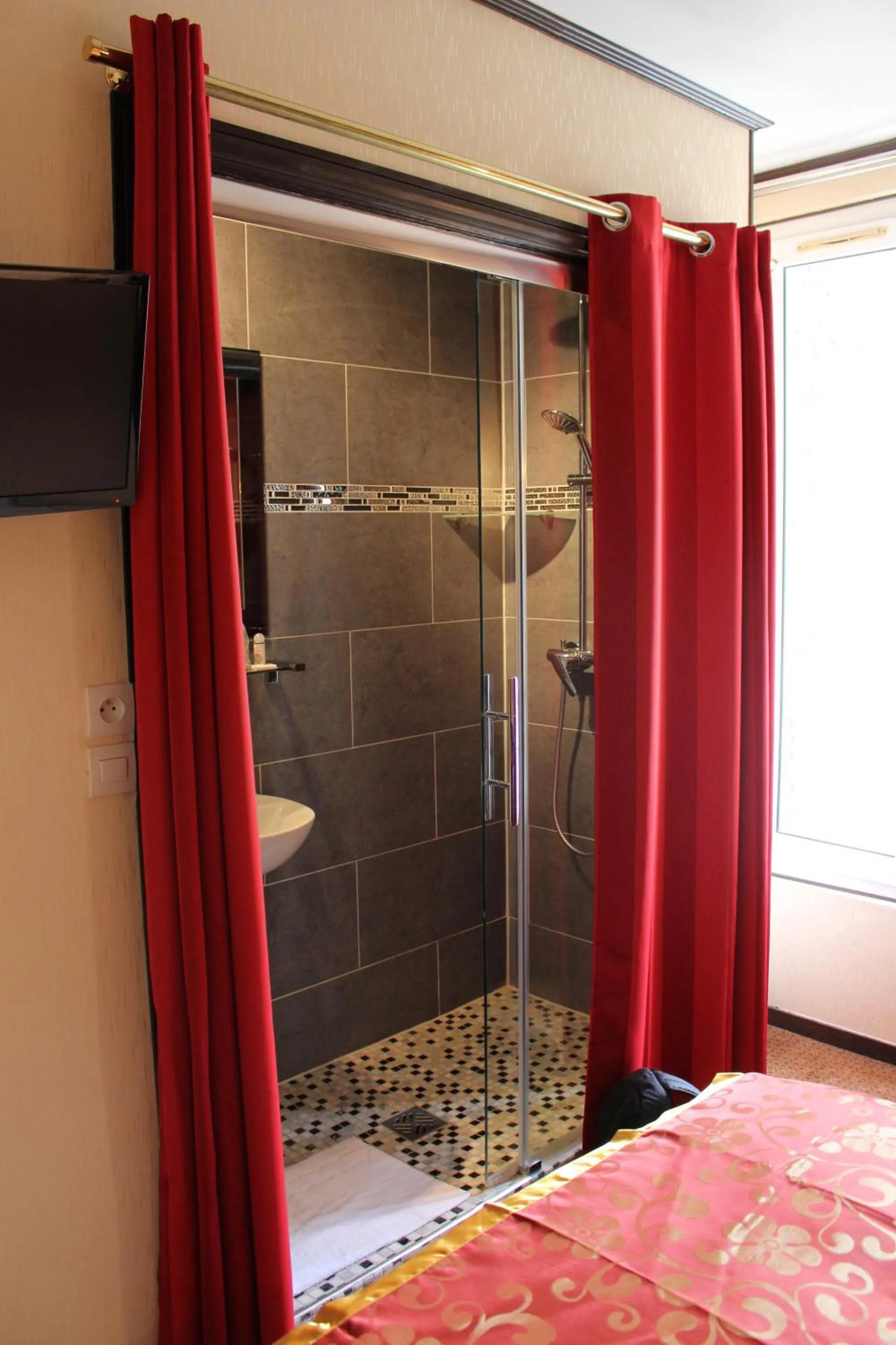 Shower in Hôtel des Buttes Chaumont