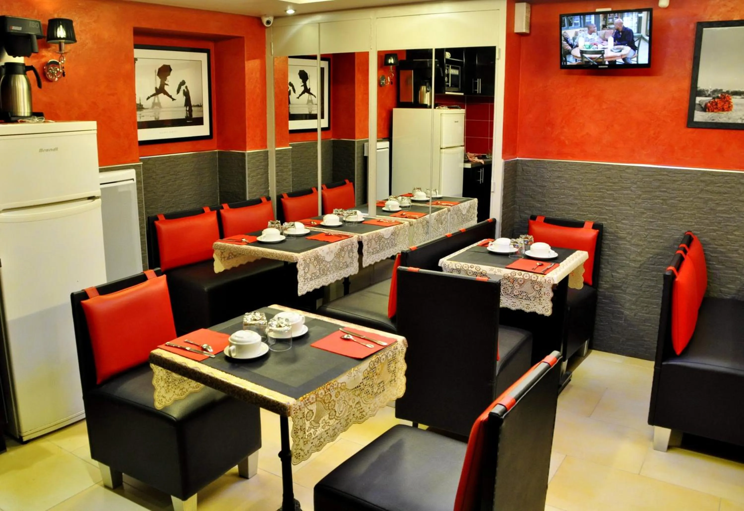 Restaurant/places to eat in Hôtel des Buttes Chaumont