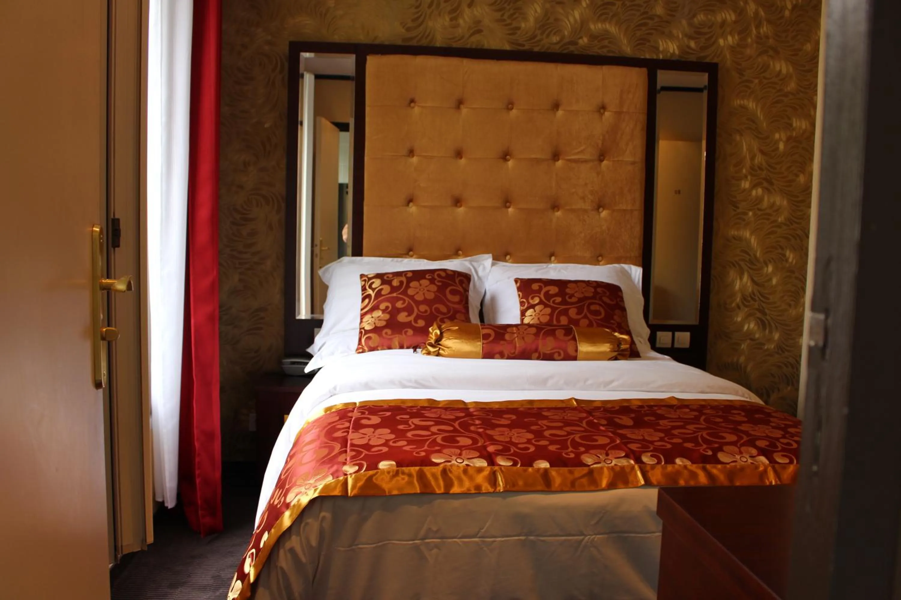 Bed in Hôtel des Buttes Chaumont