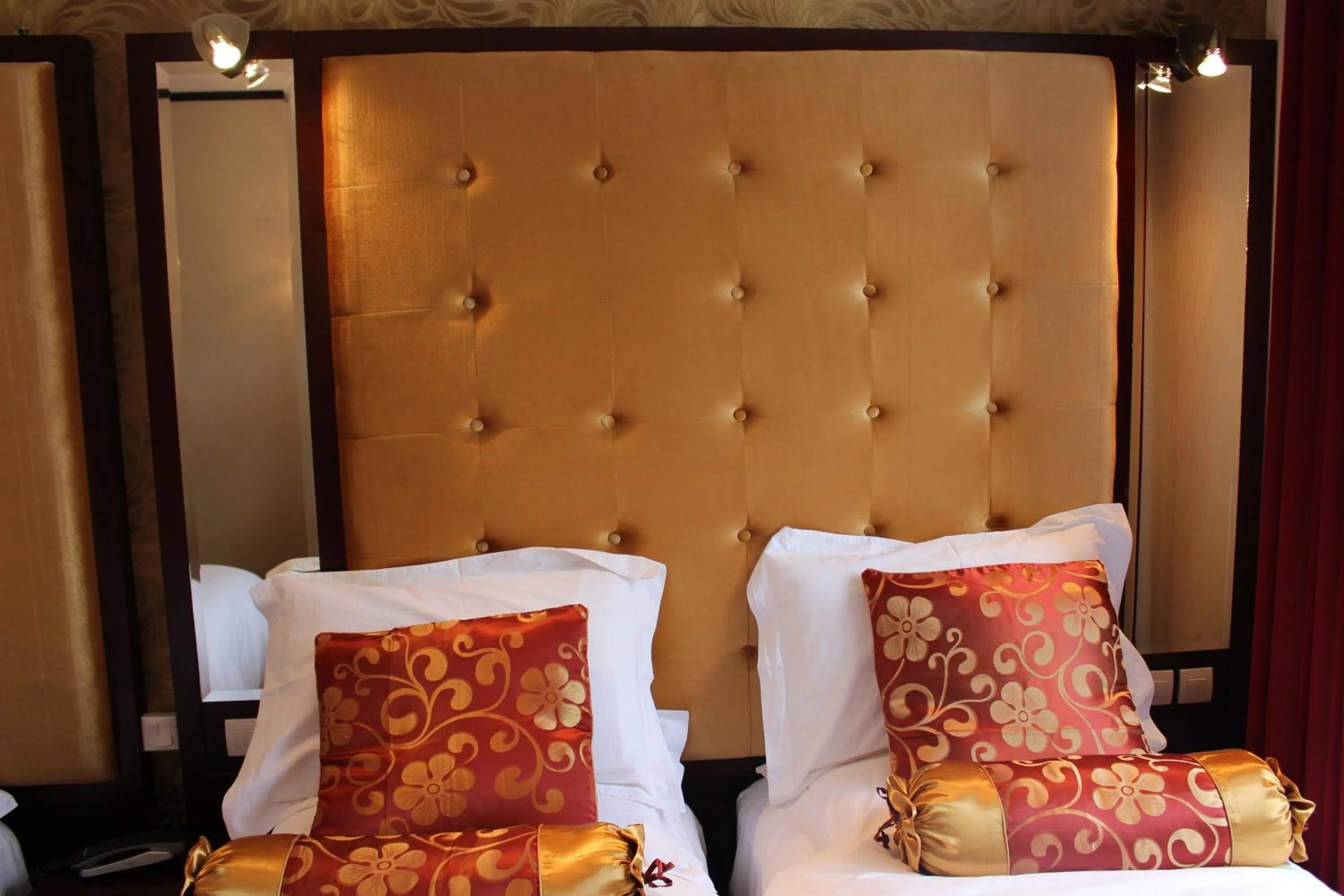 Bed in Hôtel des Buttes Chaumont