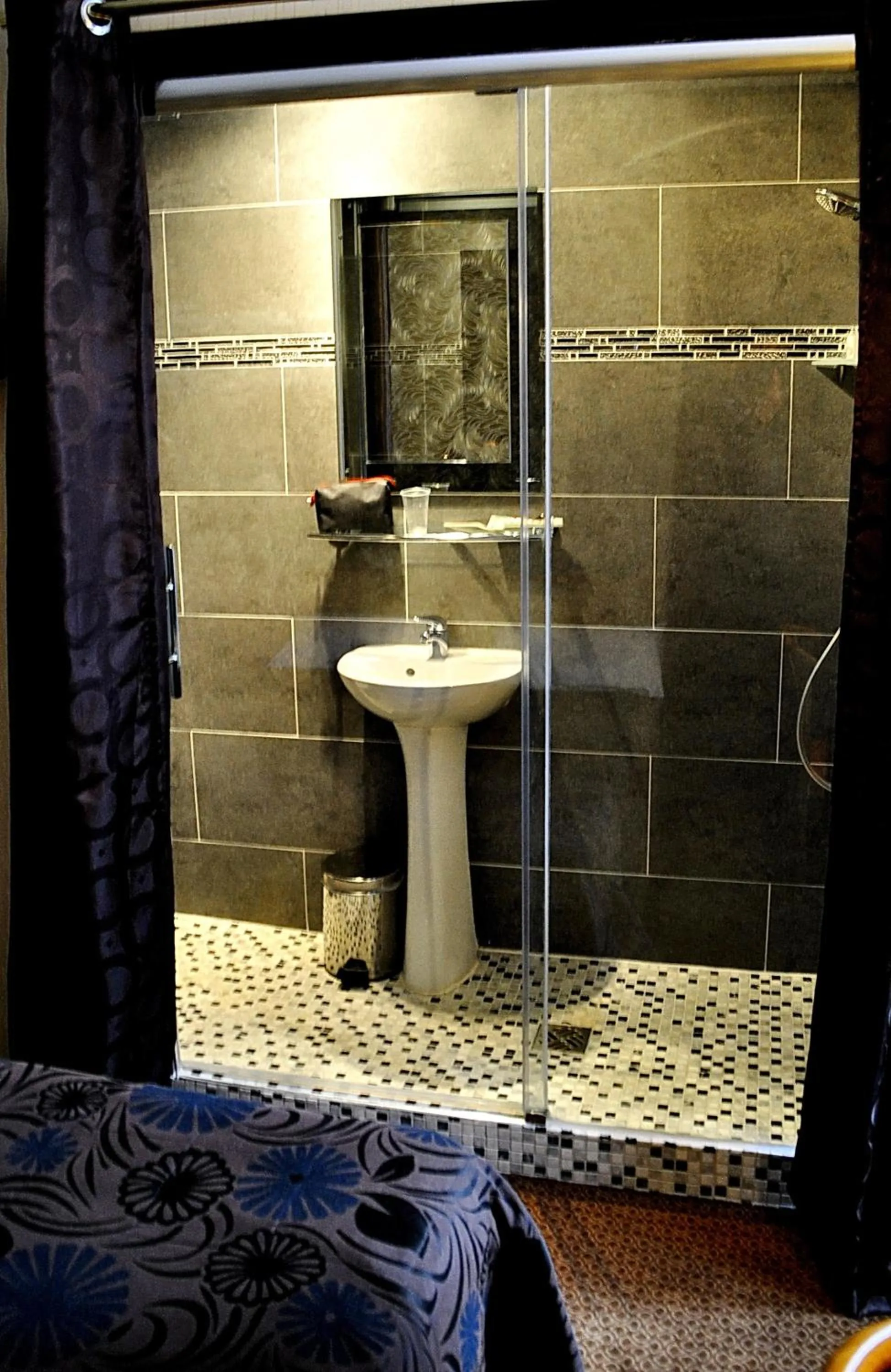 Shower in Hôtel des Buttes Chaumont