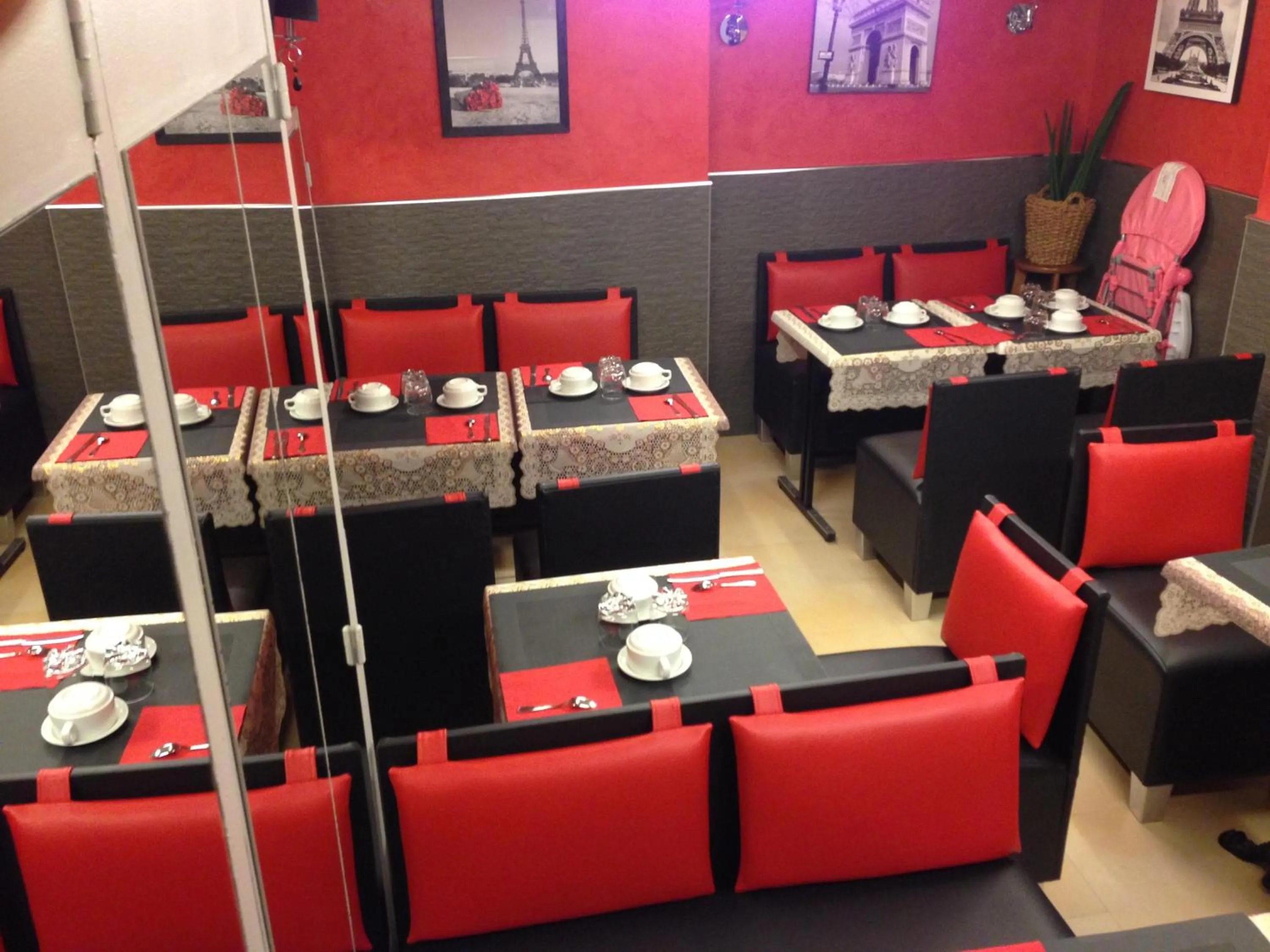 Restaurant/places to eat in Hôtel des Buttes Chaumont