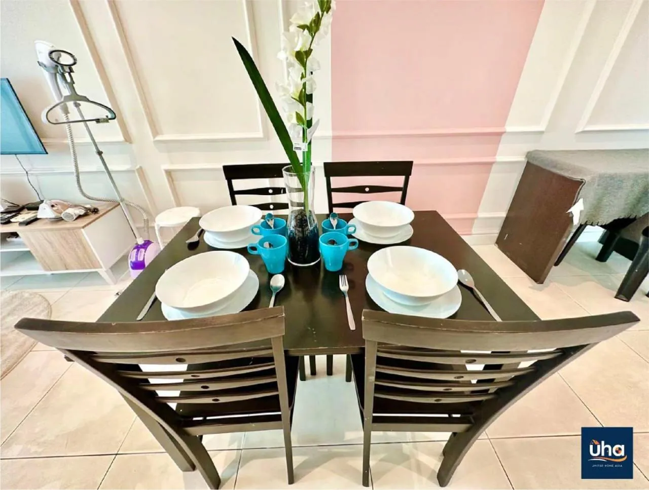 Dining area in Akademik Suite by JK Home