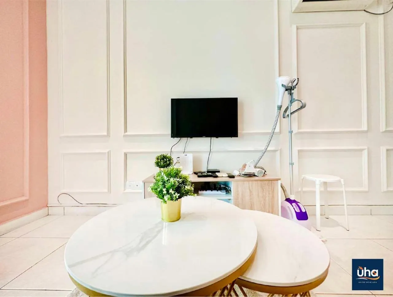 Communal lounge/ TV room in Akademik Suite by JK Home