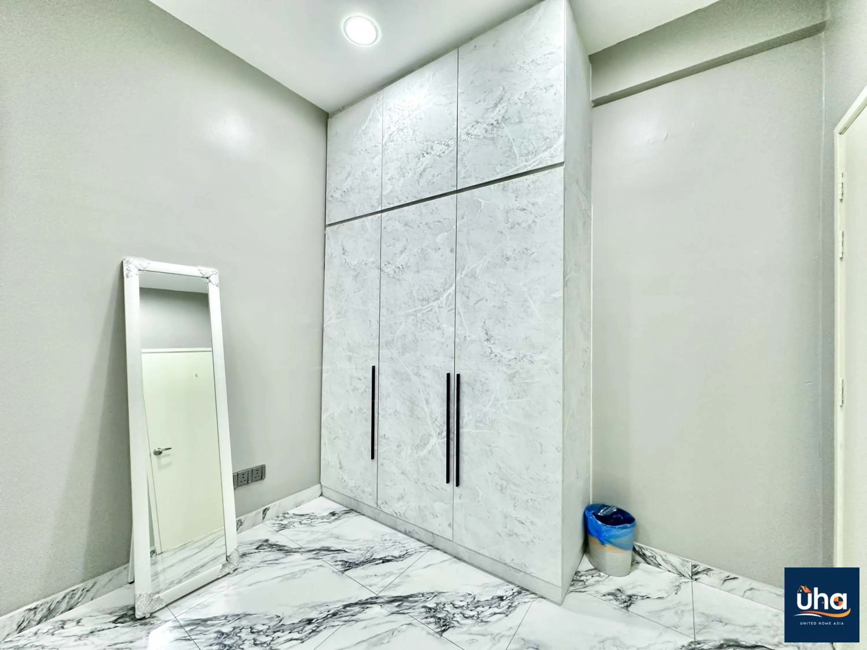 wardrobe in Akademik Suite by JK Home