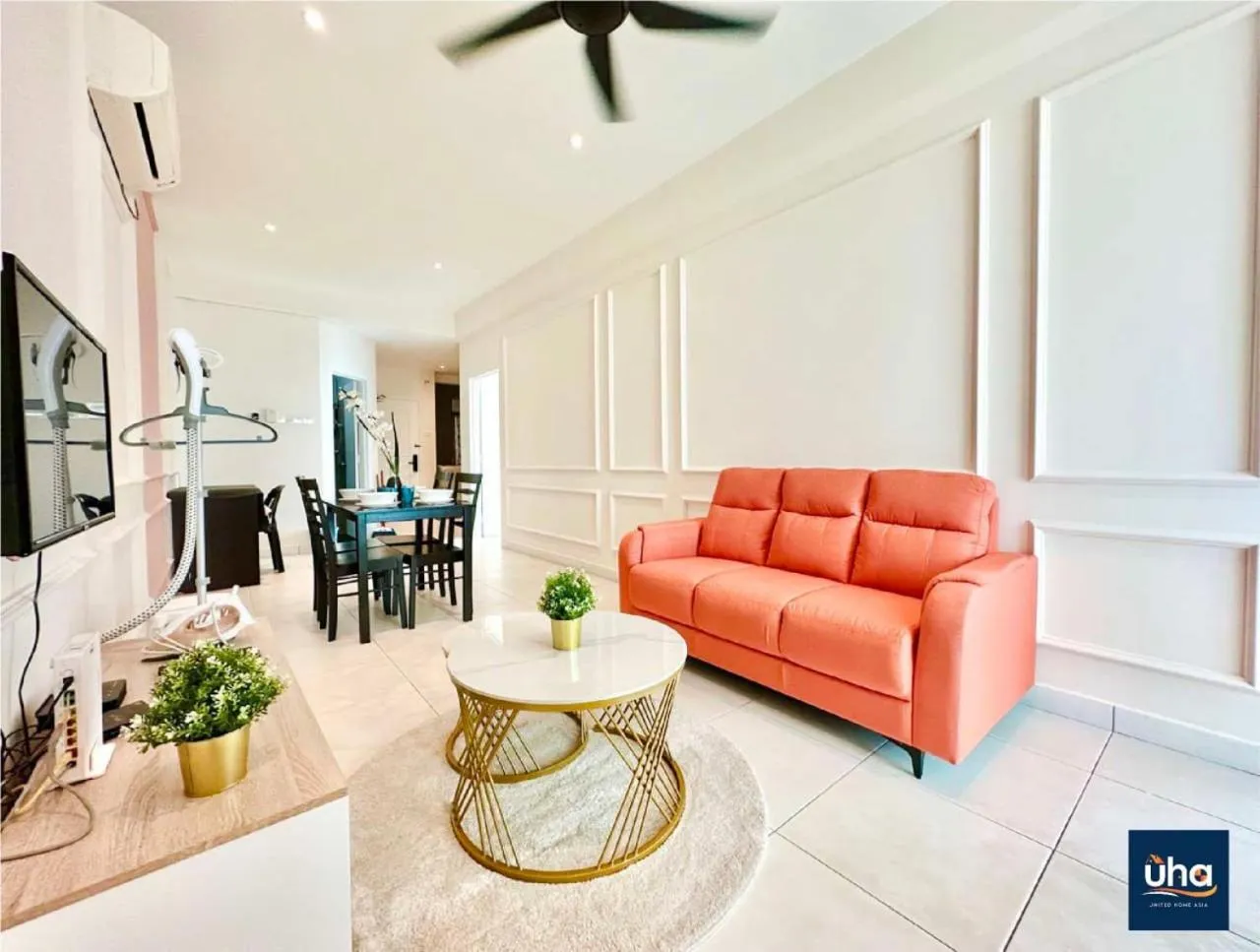 Communal lounge/ TV room in Akademik Suite by JK Home