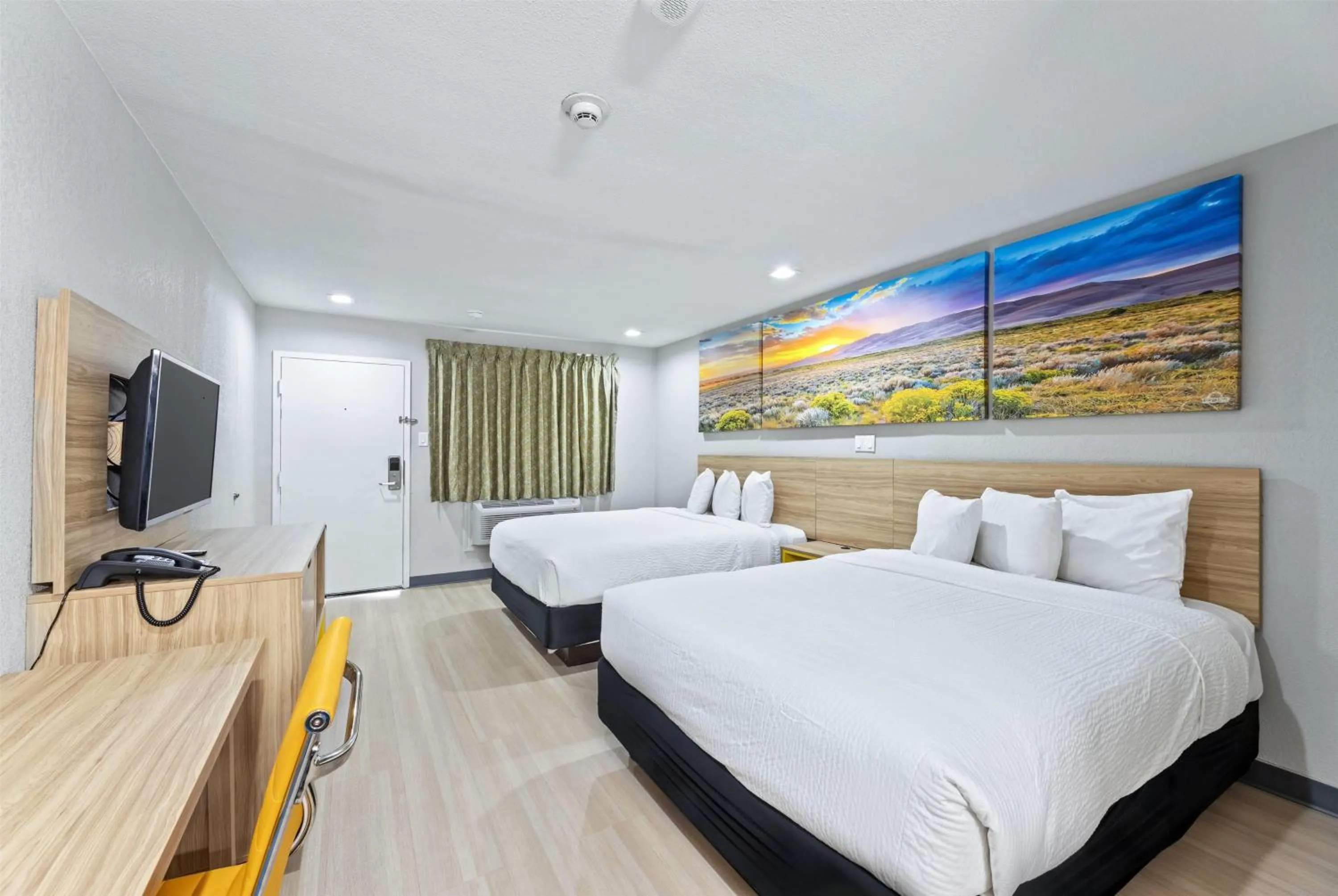 Photo of the whole room, Bed in Days Inn by Wyndham McKinney