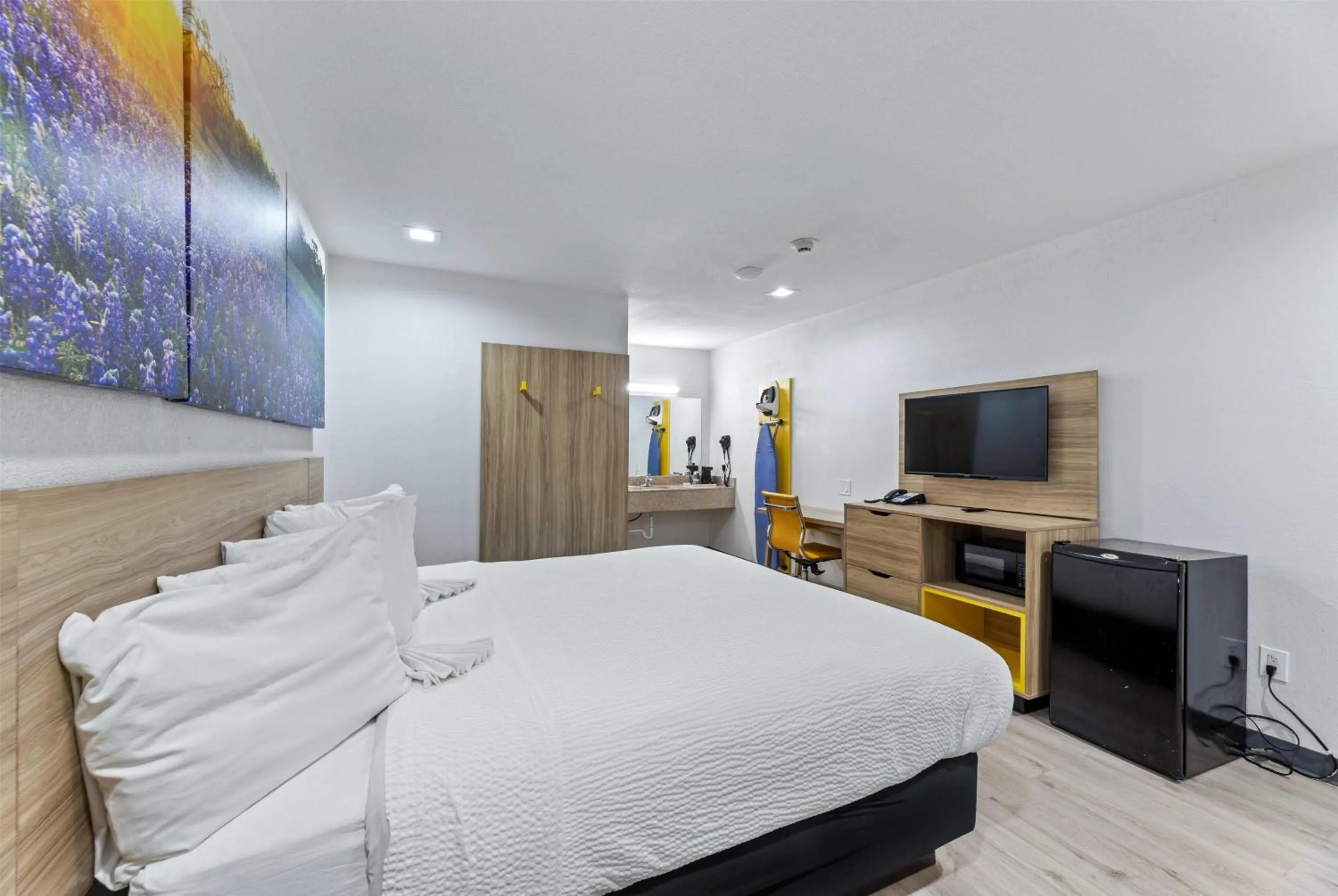 Photo of the whole room, Bed in Days Inn by Wyndham McKinney