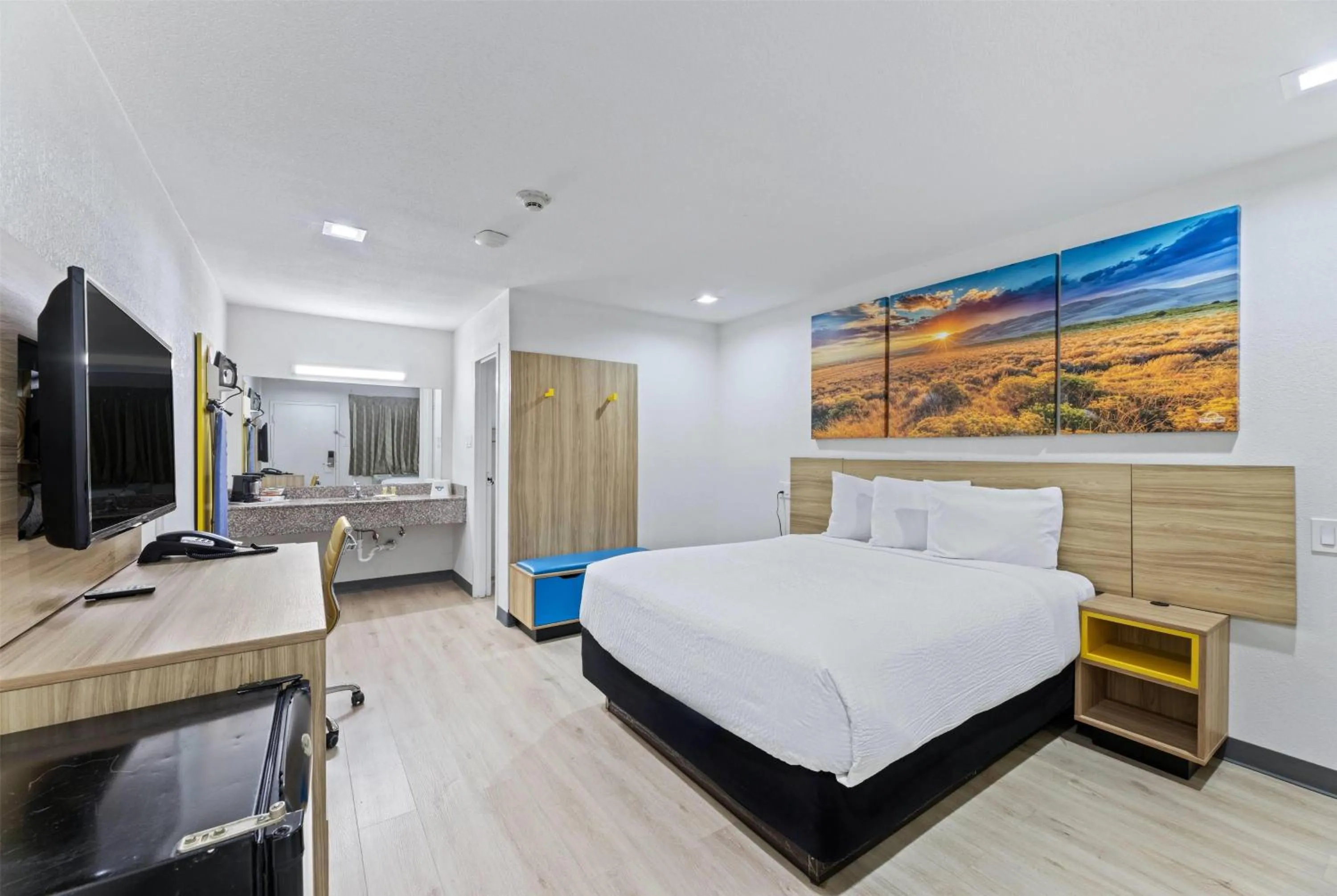 Photo of the whole room, Bed in Days Inn by Wyndham McKinney