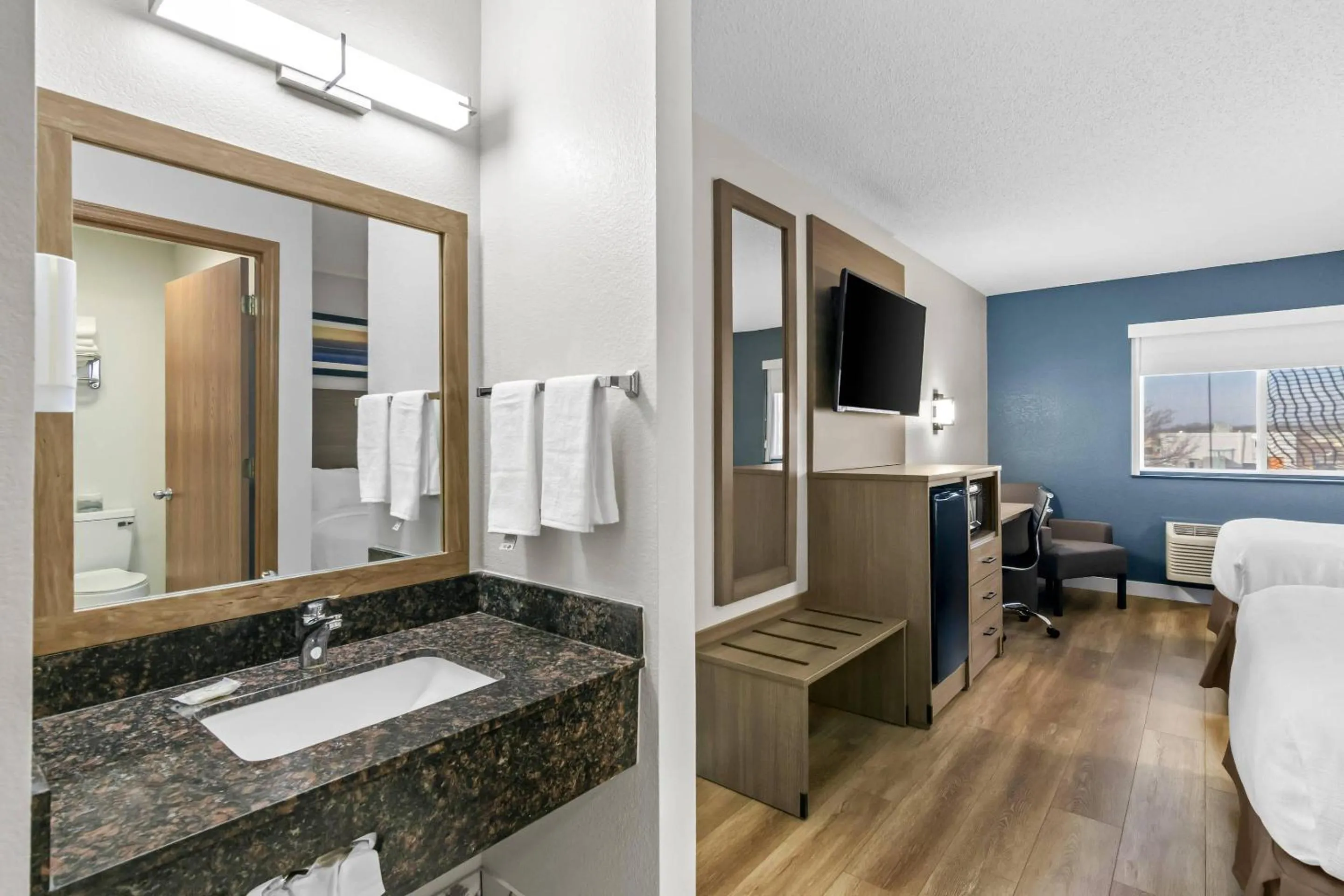 Bedroom in Quality Inn Neosho