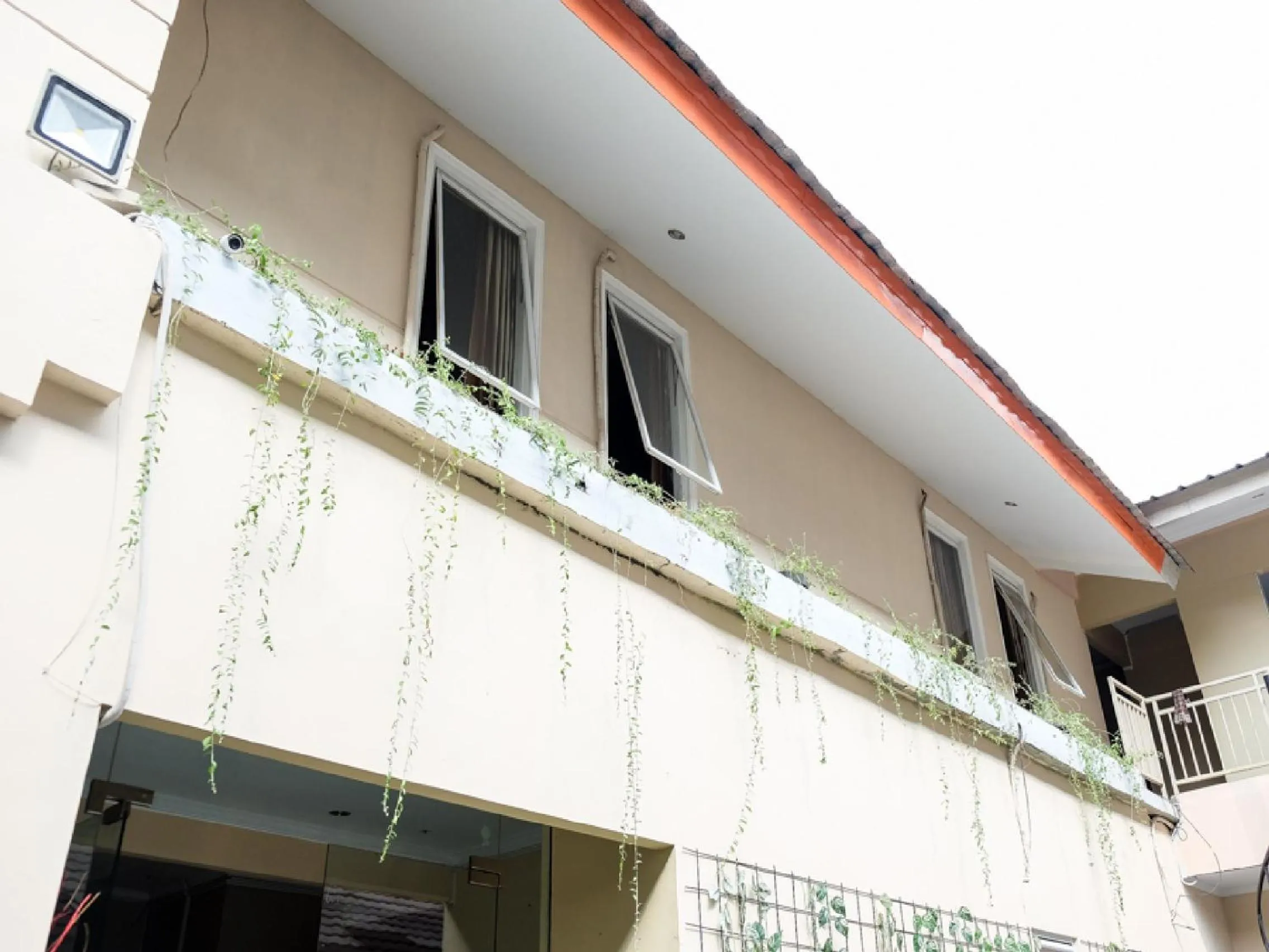 Property building in RedDoorz near Kebun Raya Bogor 2