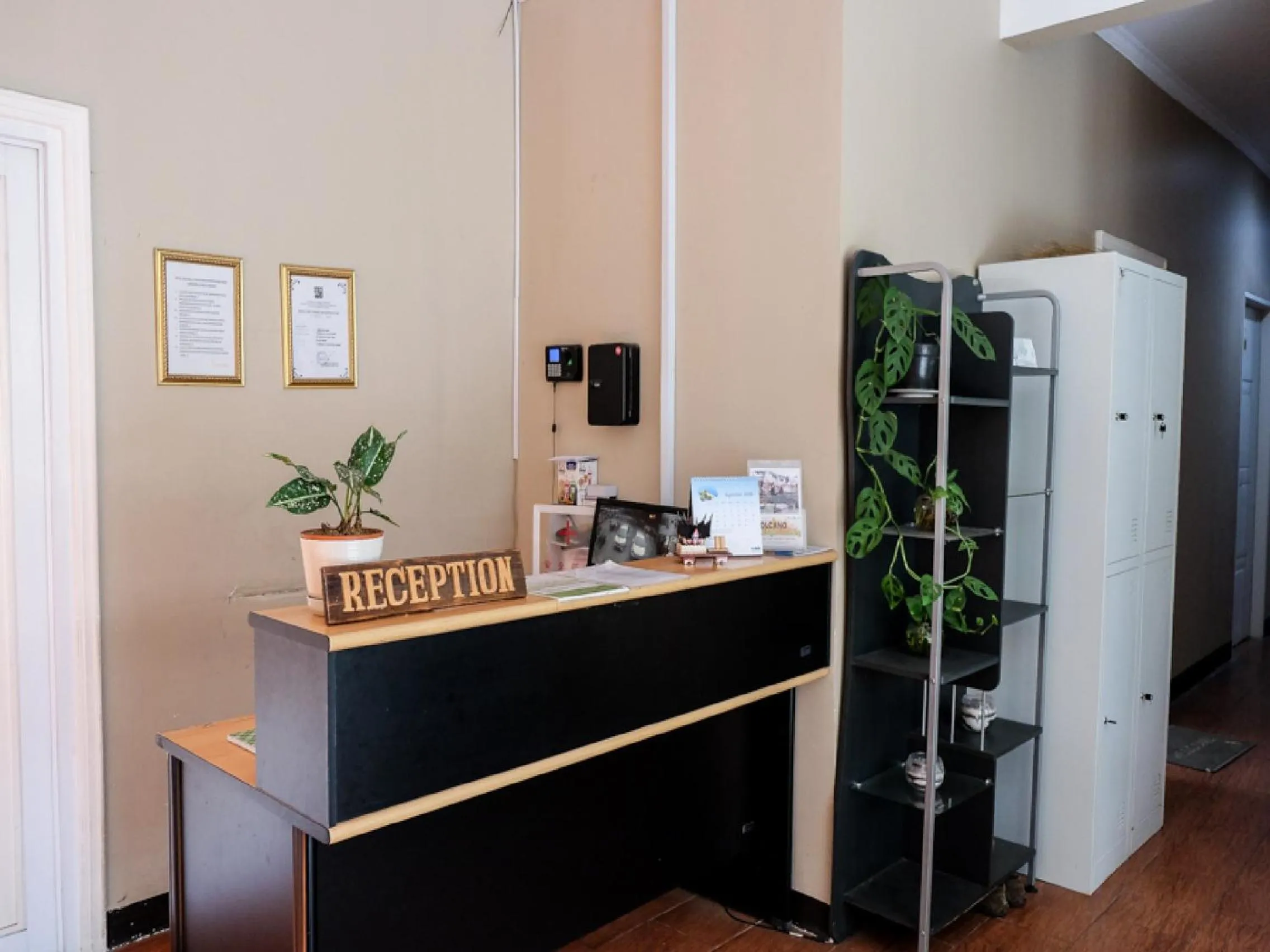 Lobby or reception in RedDoorz near Kebun Raya Bogor 2