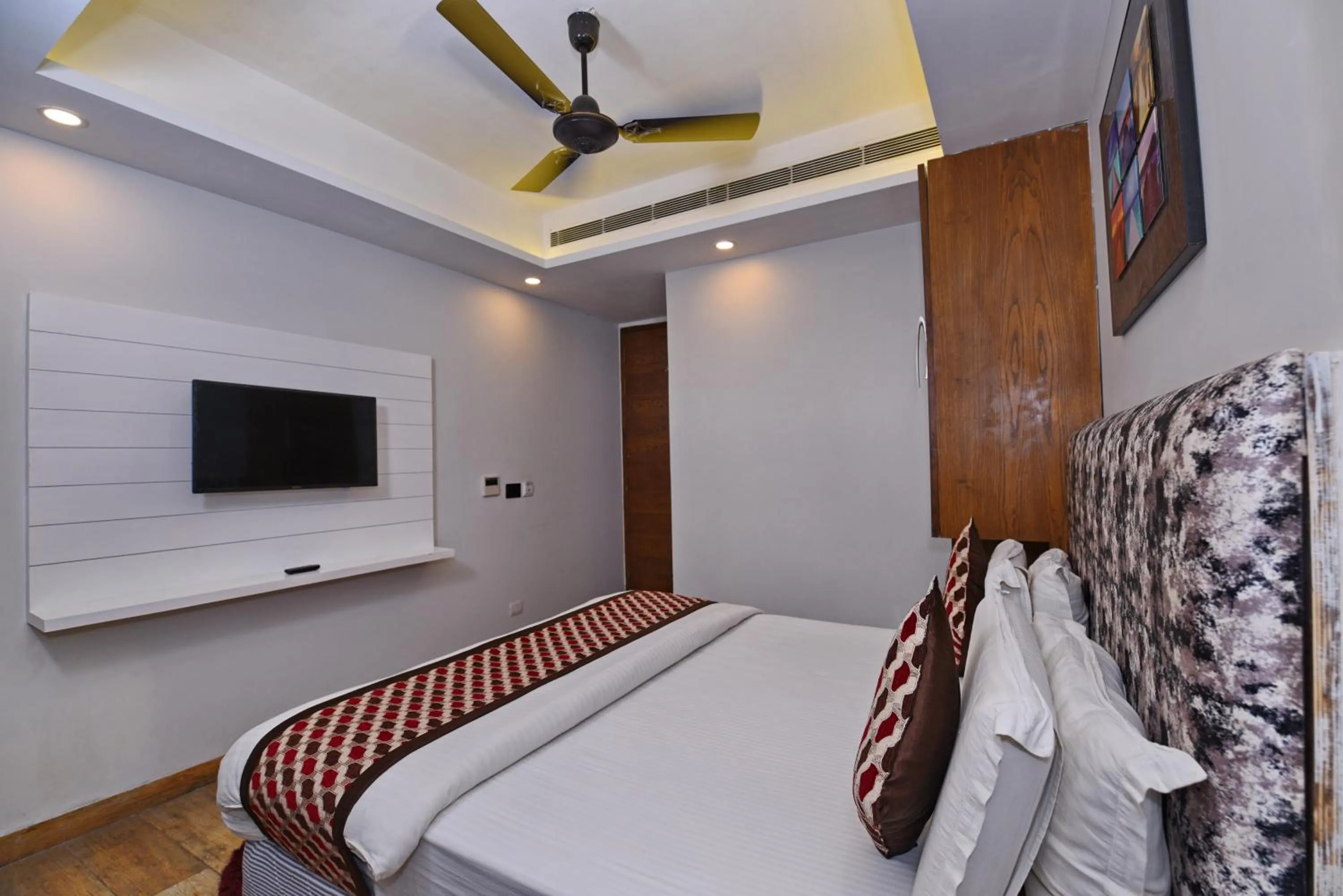 Communal lounge/ TV room, Bed in Staybook Hotel Nitya Maharani, Free Airport Pickup
