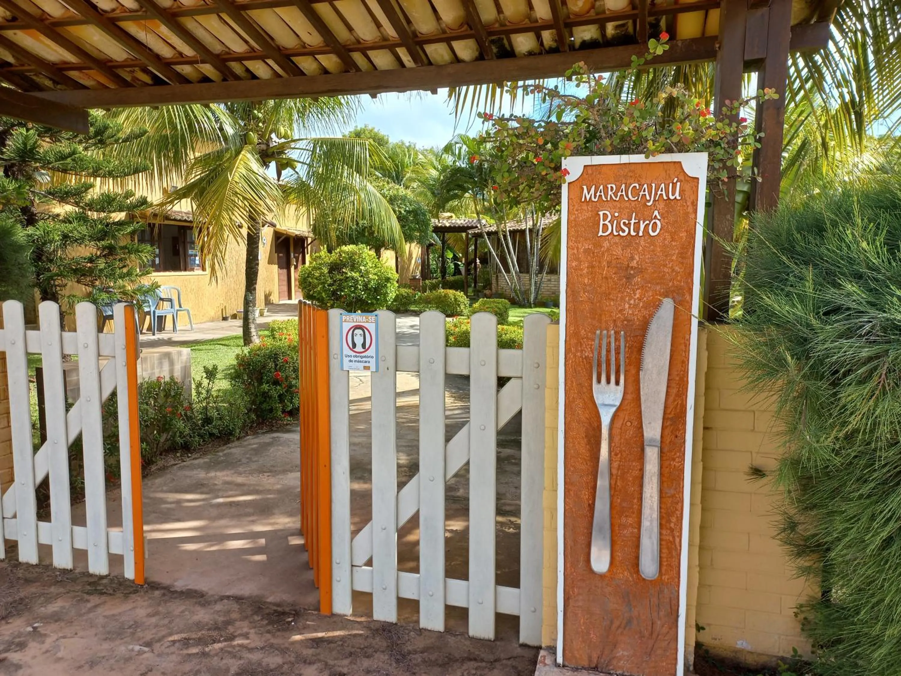 Restaurant/places to eat in Hotel Enseada Maracajaú