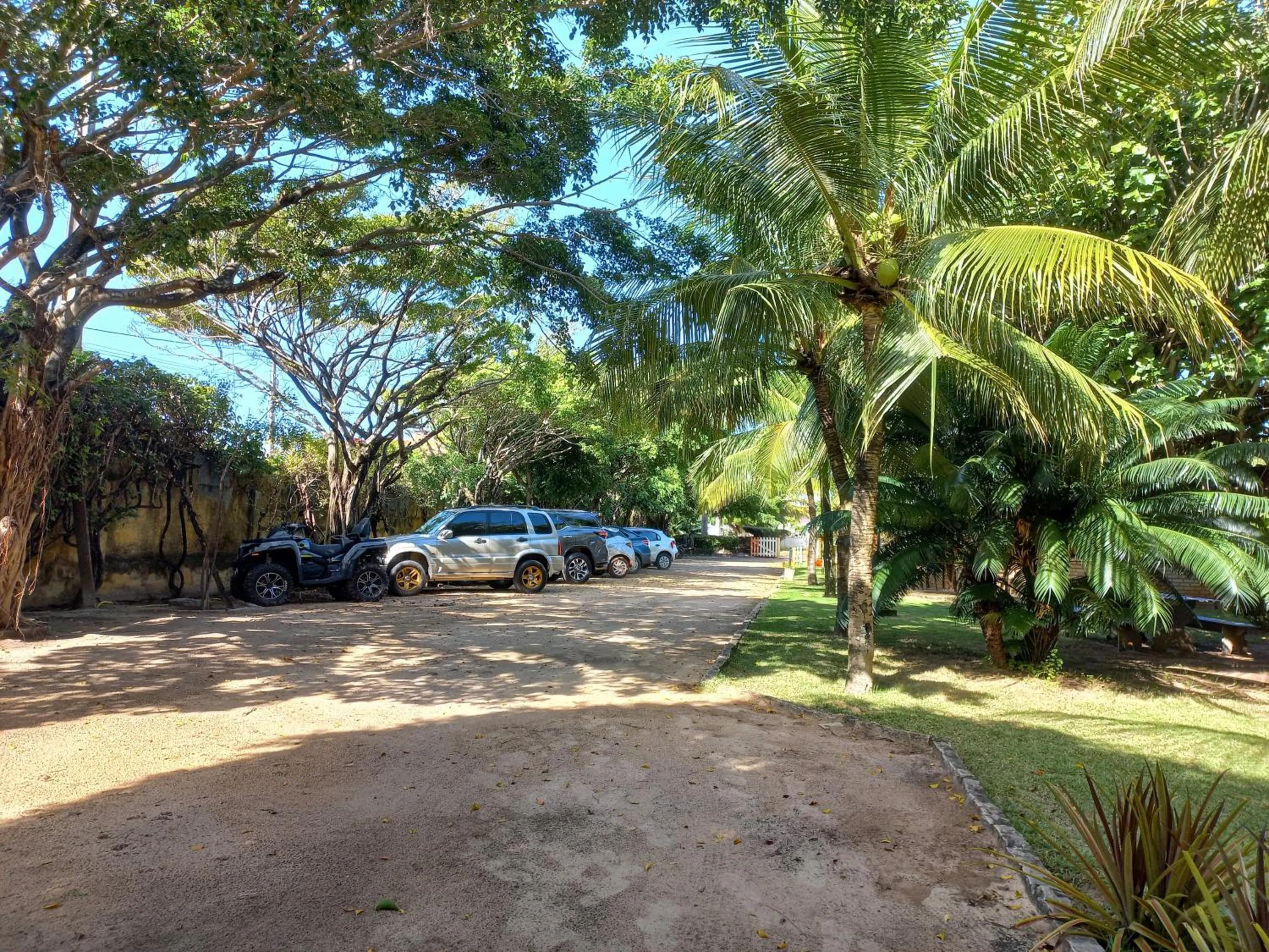 Parking in Hotel Enseada Maracajaú