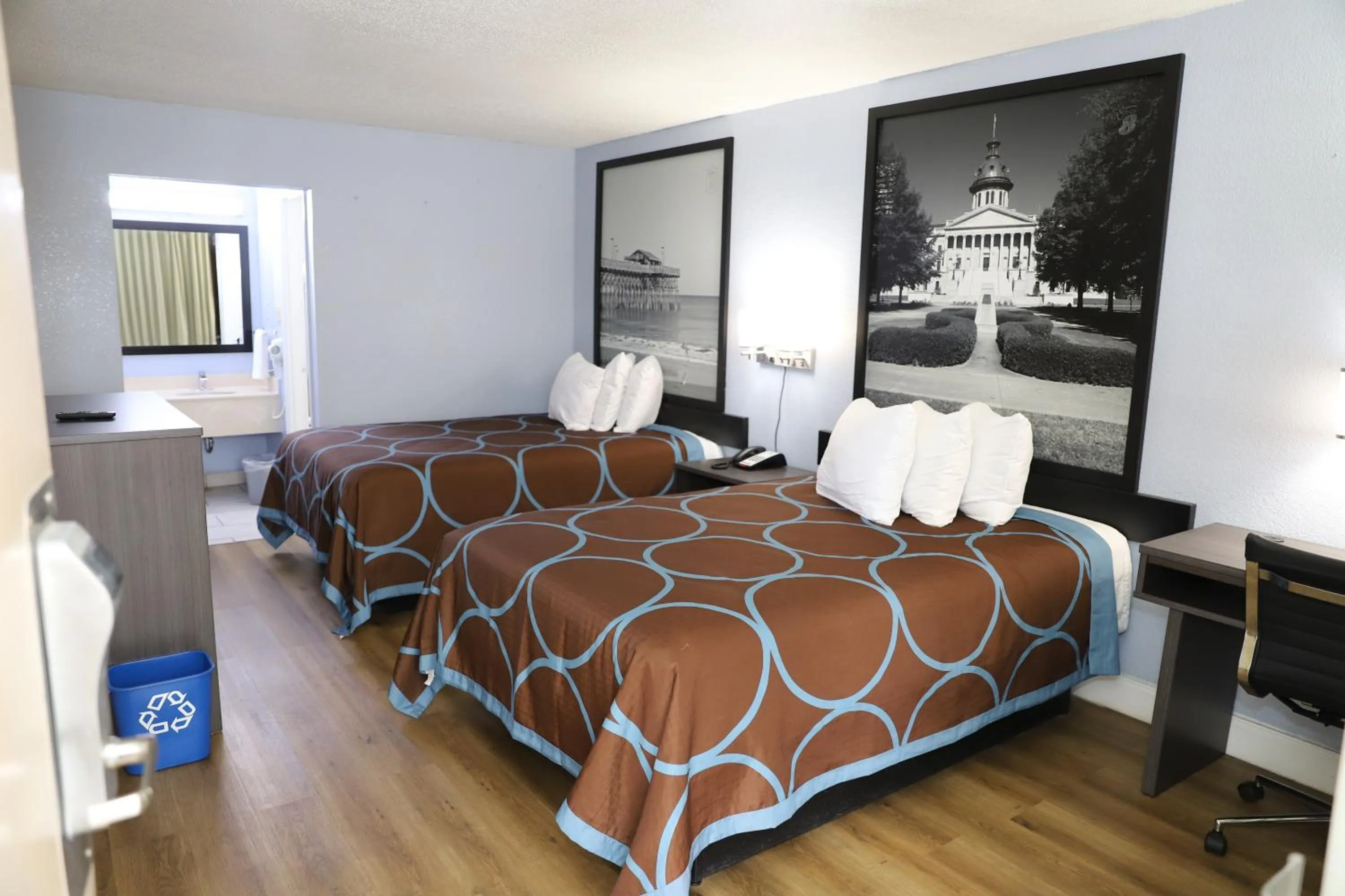 Bed in Super 8 by Wyndham Florence SC I-95 North - Hwy 76