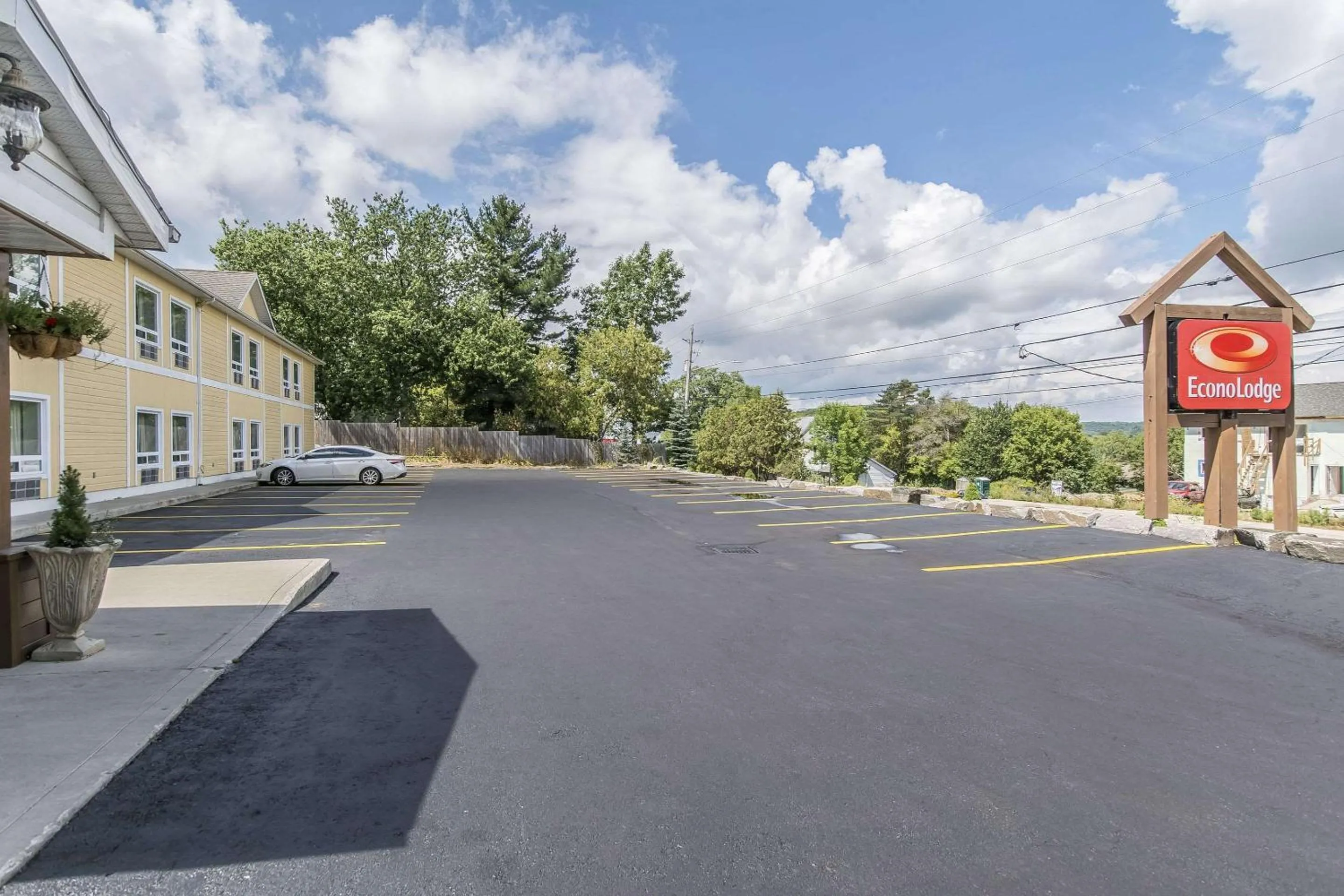Property building in Econolodge Huntsville