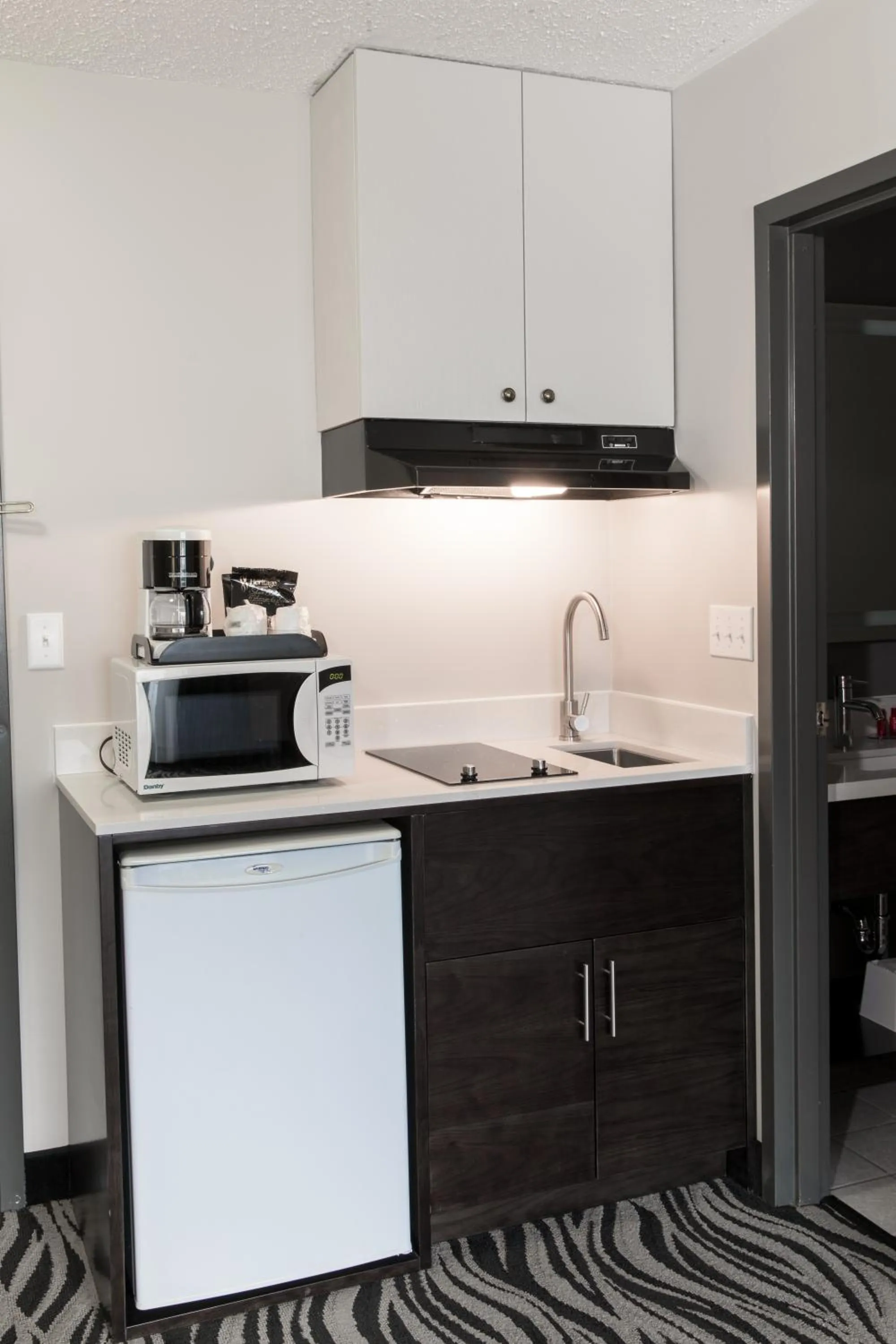 Kitchen or kitchenette in SureStay Hotel by Best Western Castlegar