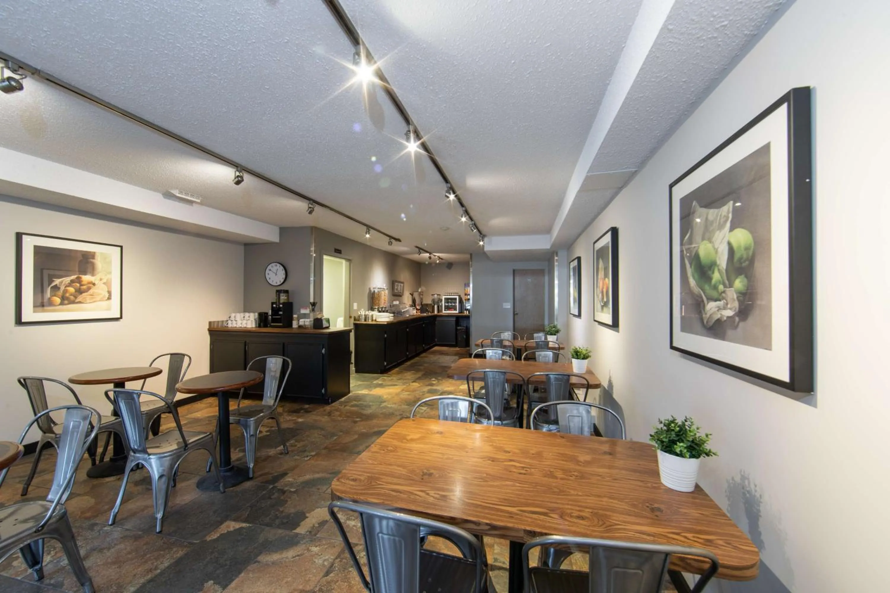 Restaurant/places to eat in SureStay Hotel by Best Western Castlegar