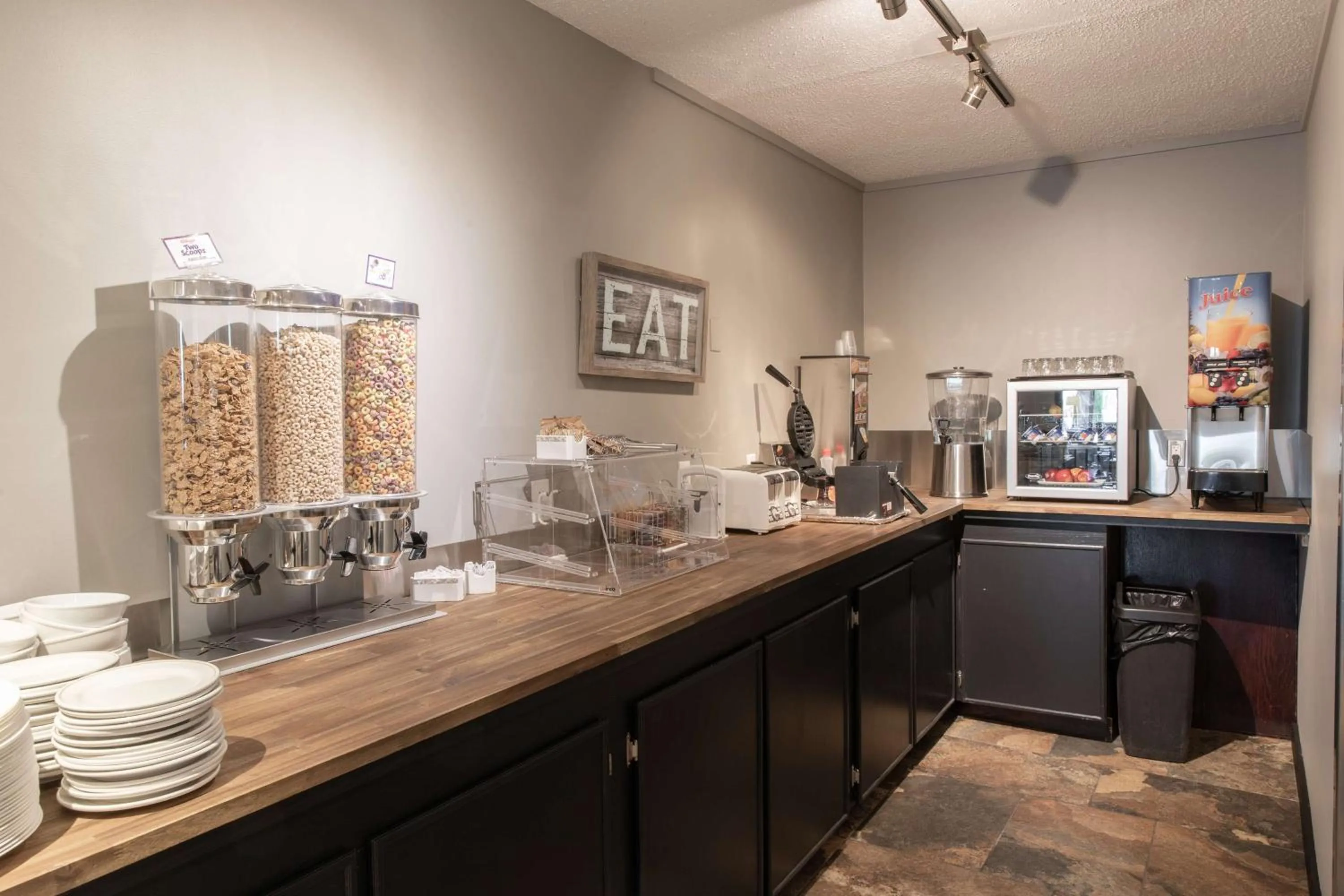 Restaurant/places to eat in SureStay Hotel by Best Western Castlegar