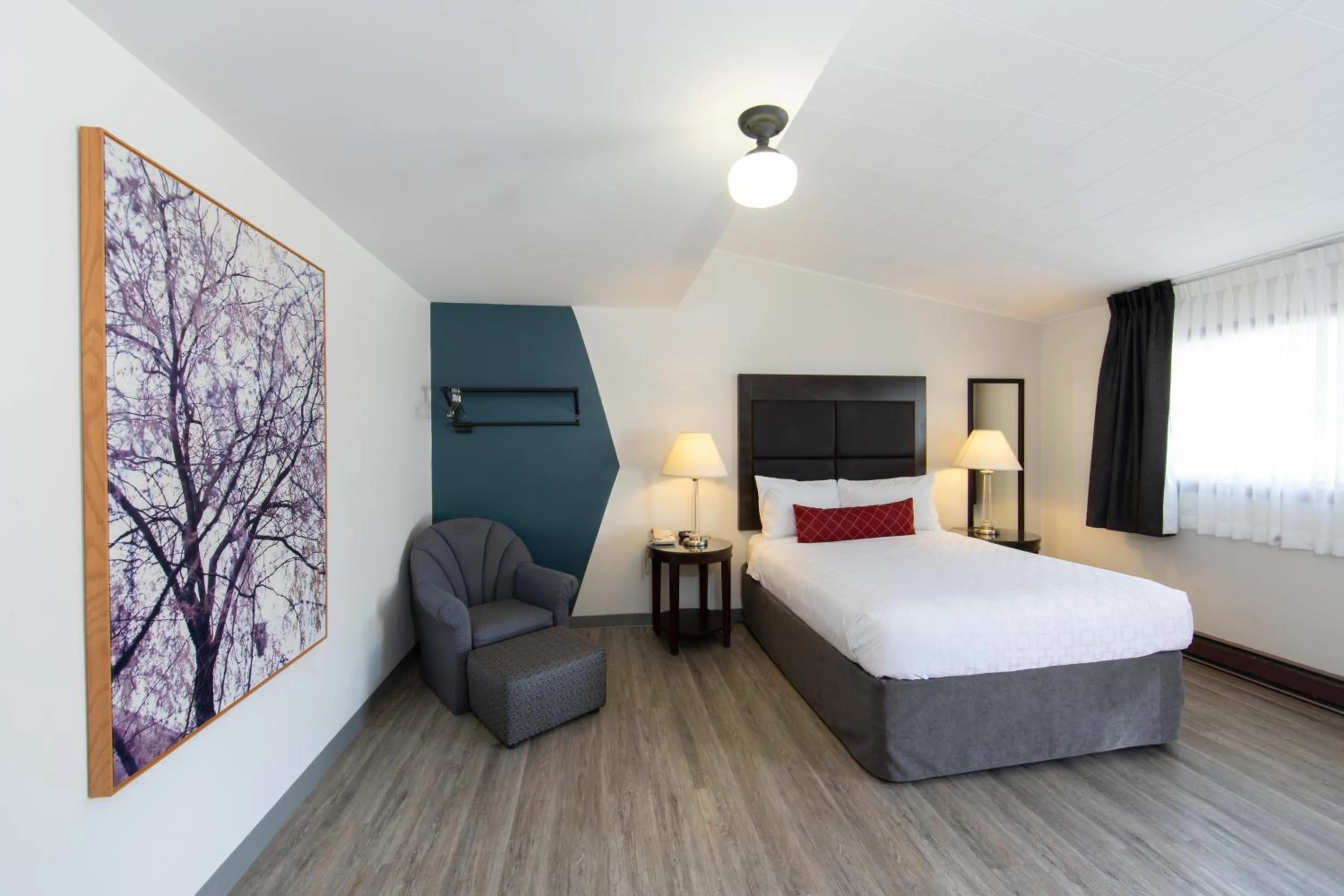 Photo of the whole room, Bed in SureStay Hotel by Best Western Castlegar