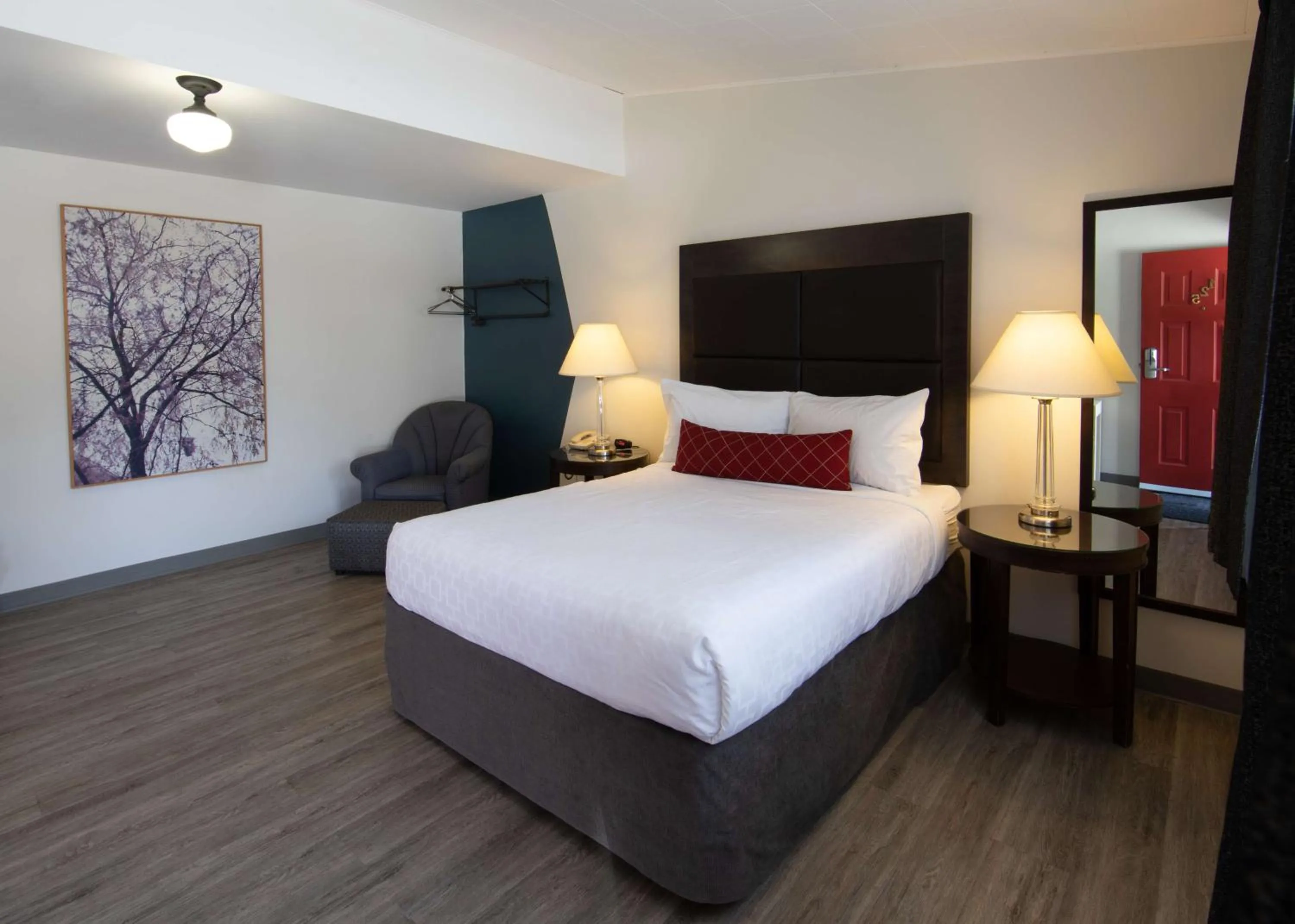 Photo of the whole room, Bed in SureStay Hotel by Best Western Castlegar