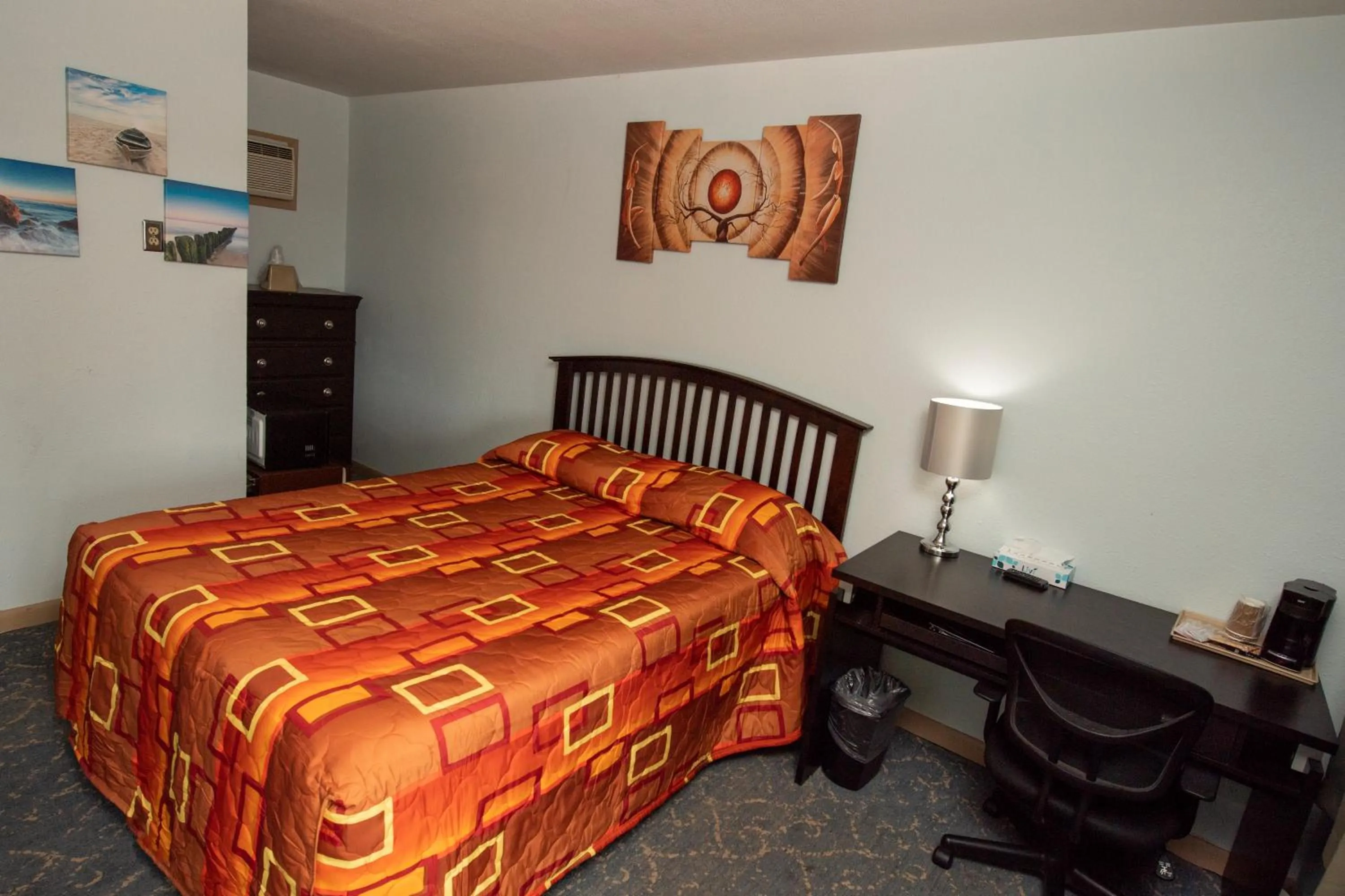 Coffee/tea facilities, Bed in Tower 64 Motel & RV