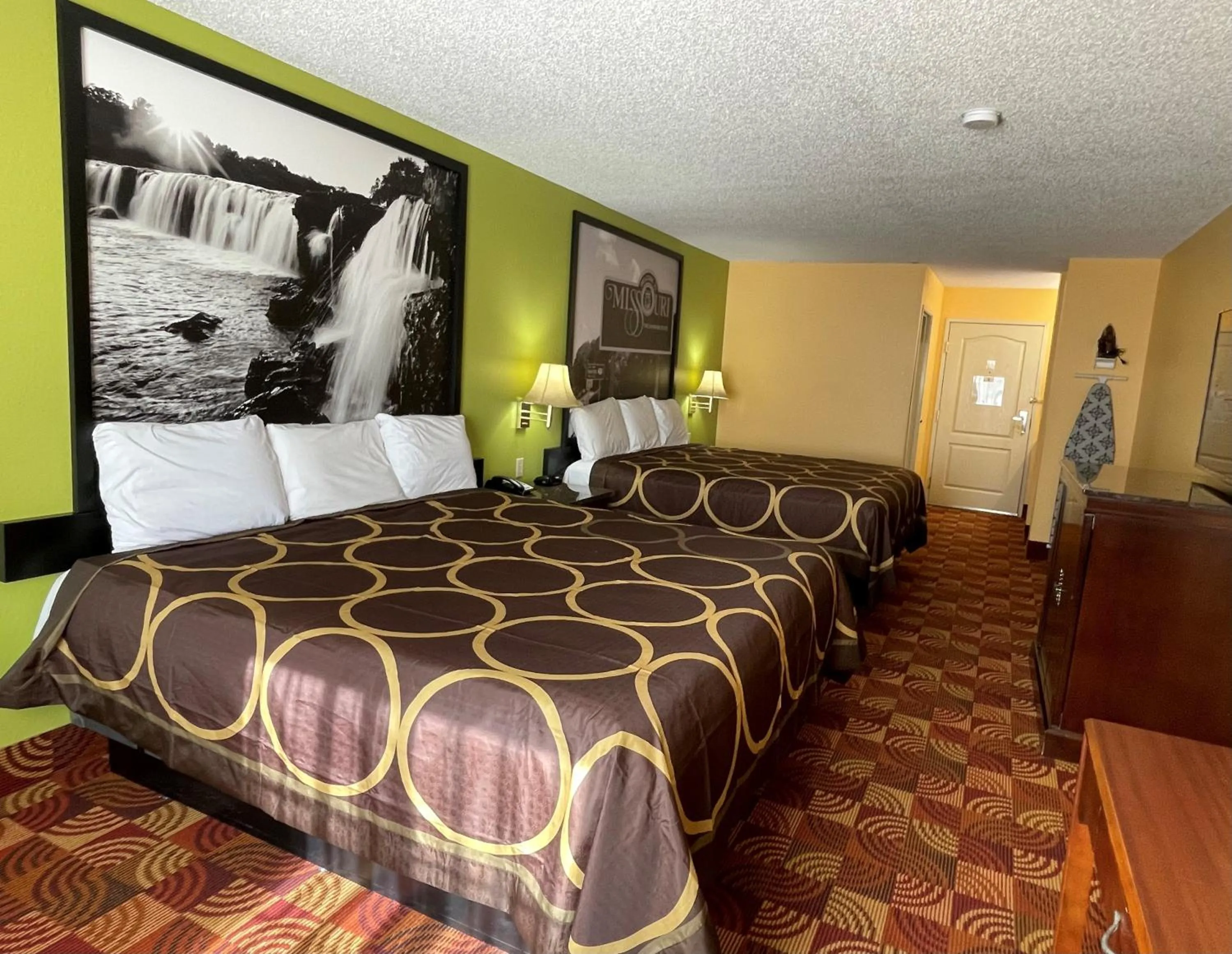 Photo of the whole room, Bed in Super 8 by Wyndham Lake of the Ozarks