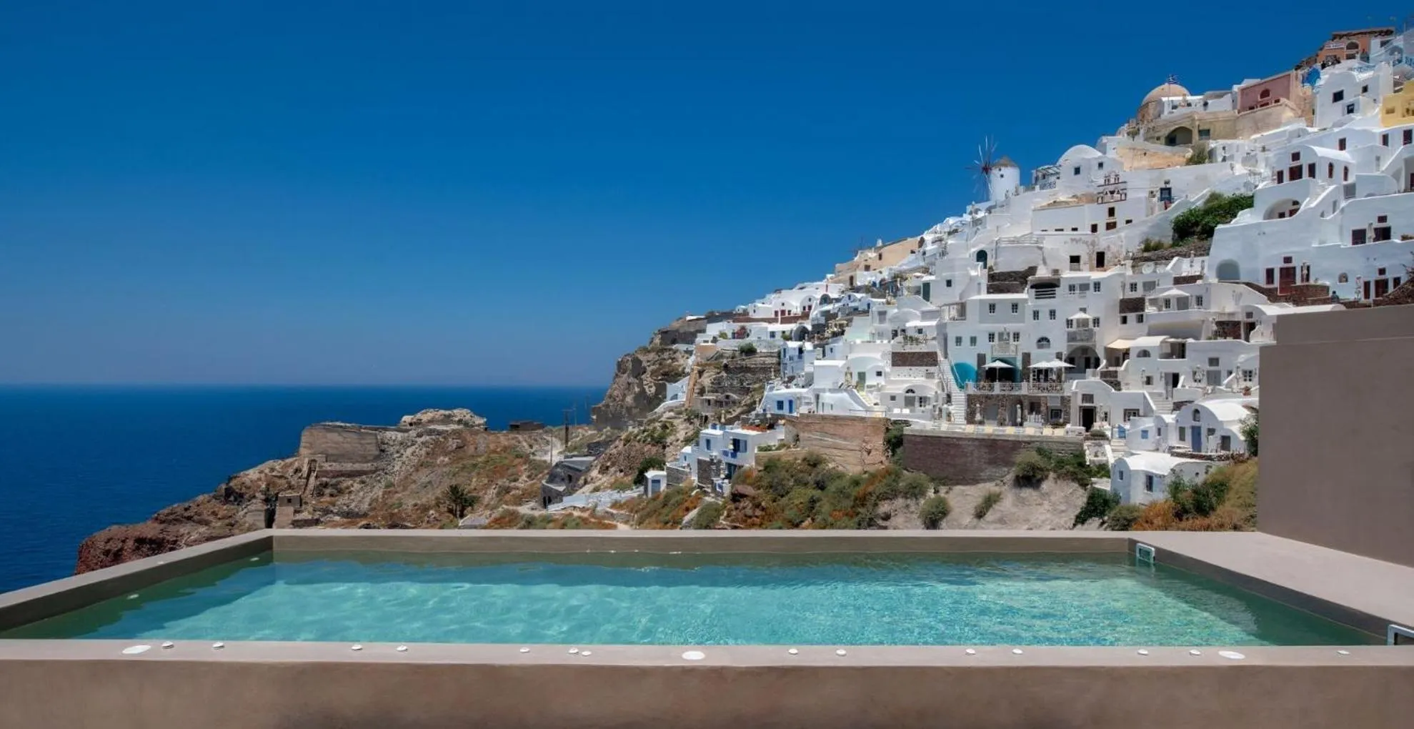 Property building in Old Castle Oia