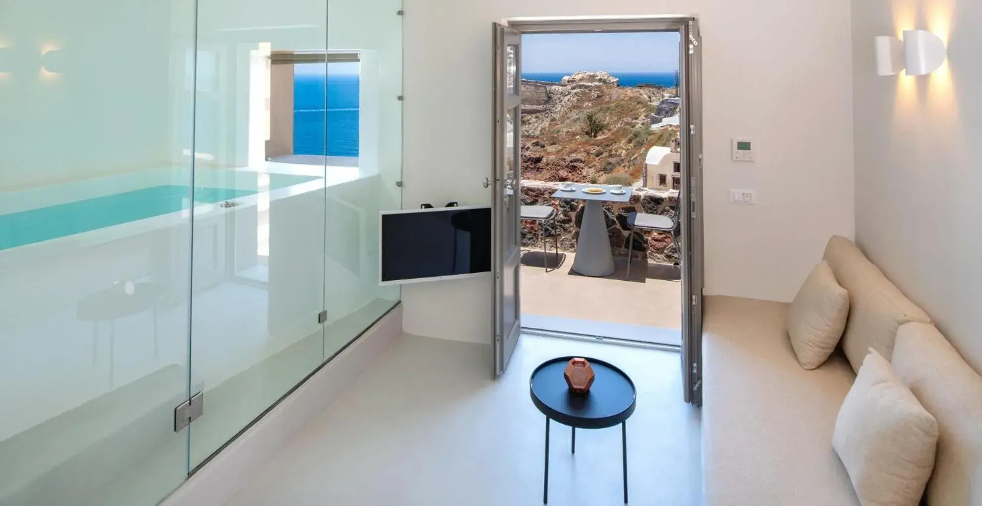 Cave Junior Suite Jetted tub Sea View in Old Castle Oia Cave Junior Suite Jetted tub Sea View in Old Castle Oia