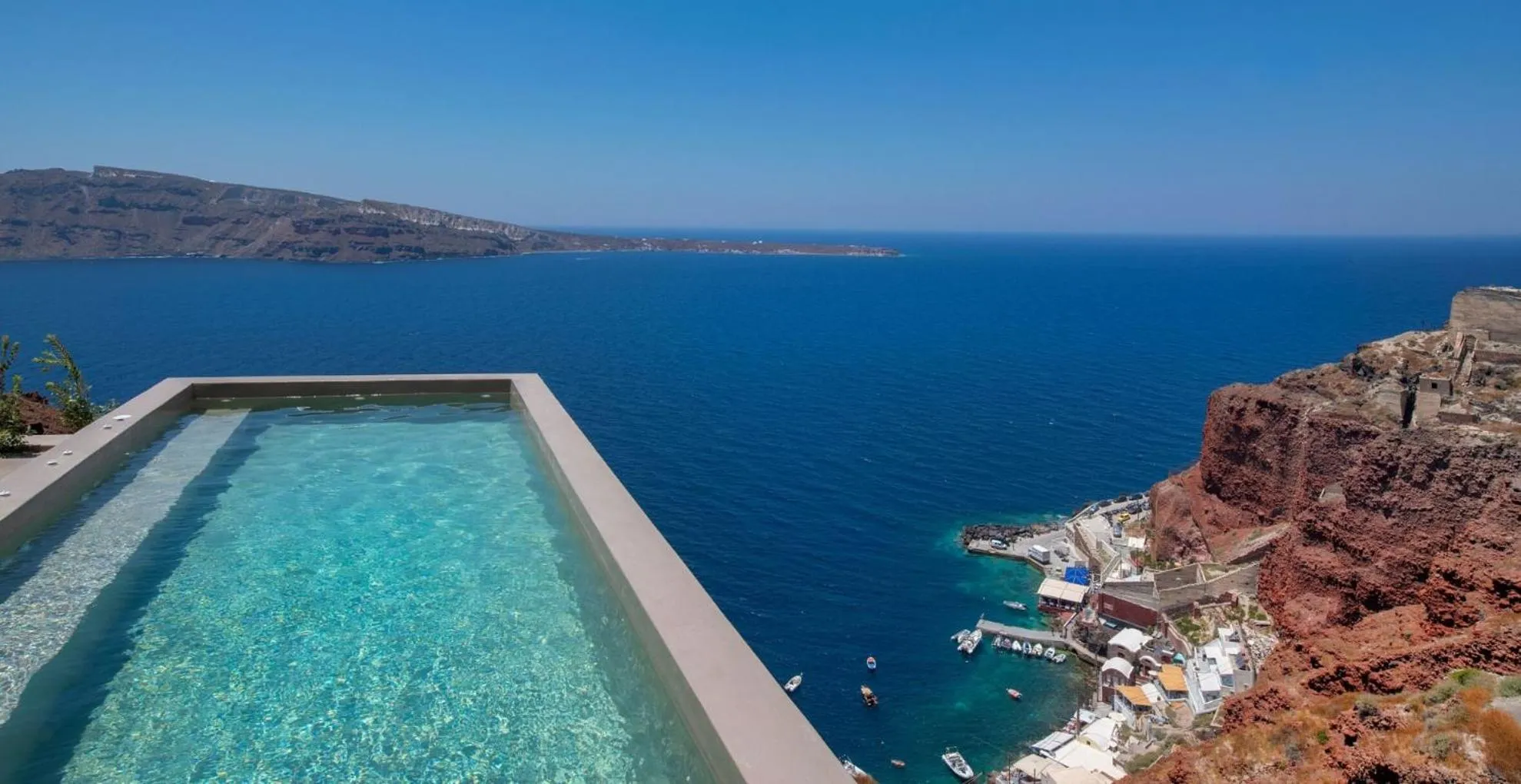 Property building in Old Castle Oia