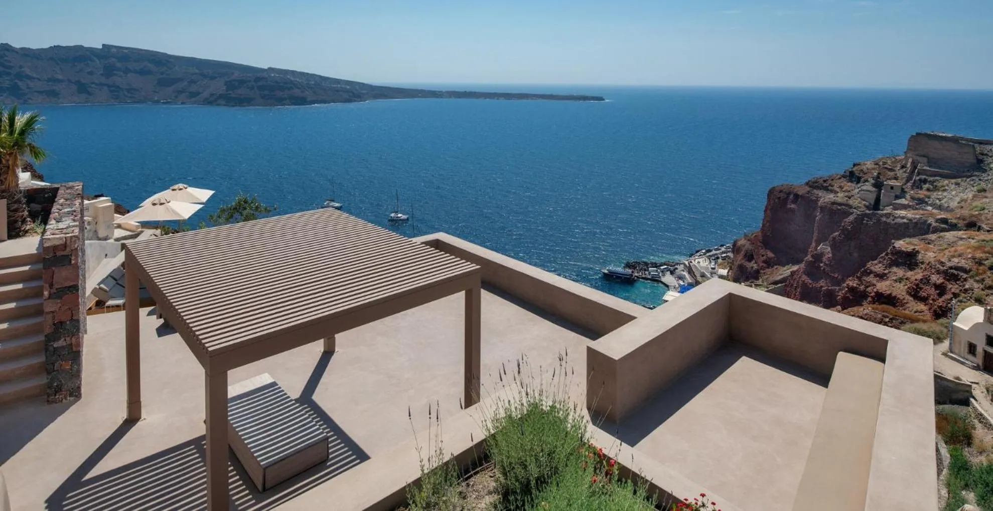 Property building in Old Castle Oia
